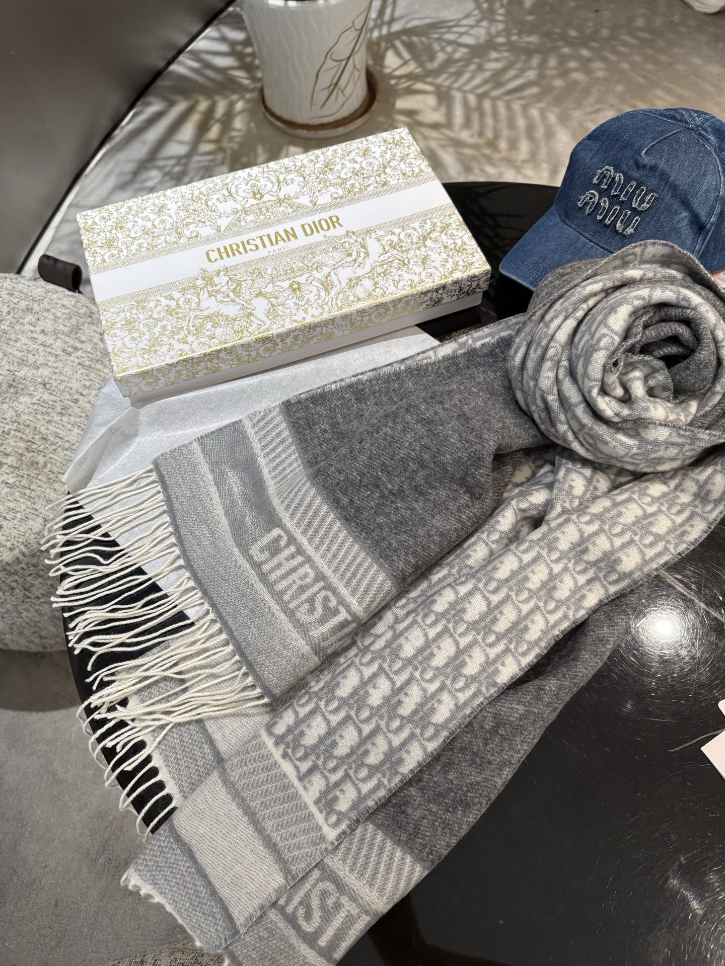 高版本P新色♥️畅销款Dior最新款 · 这款 Oblique 印花围巾重新诠释 Dior 经典标识，彰