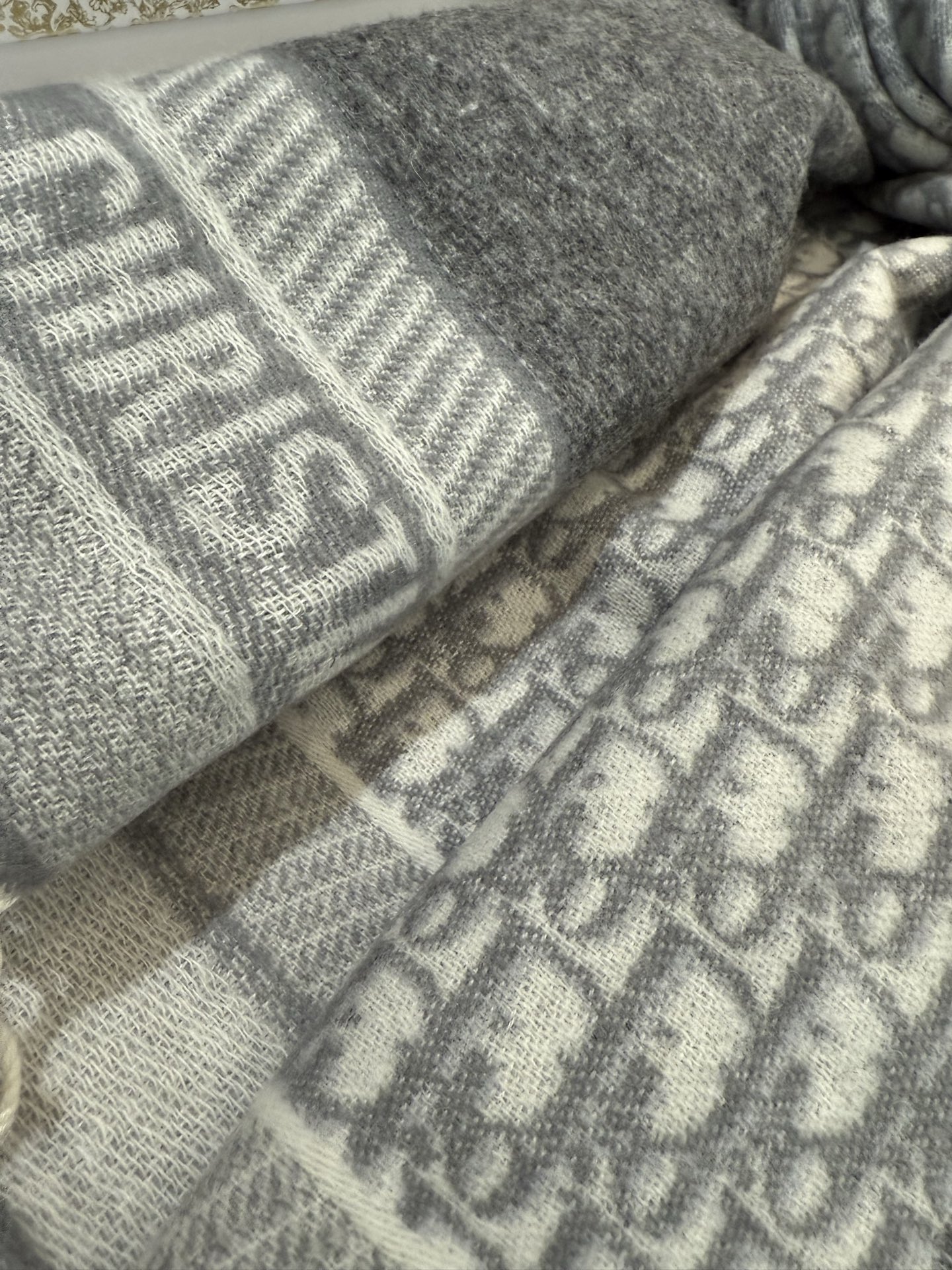 高版本P新色♥️畅销款Dior最新款 · 这款 Oblique 印花围巾重新诠释 Dior 经典标识，彰