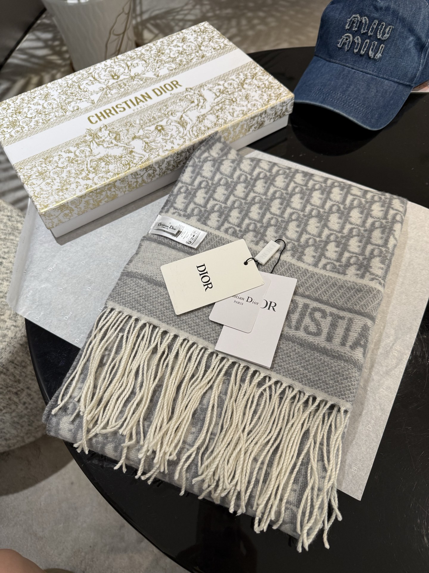 高版本P新色♥️畅销款Dior最新款 · 这款 Oblique 印花围巾重新诠释 Dior 经典标识，彰