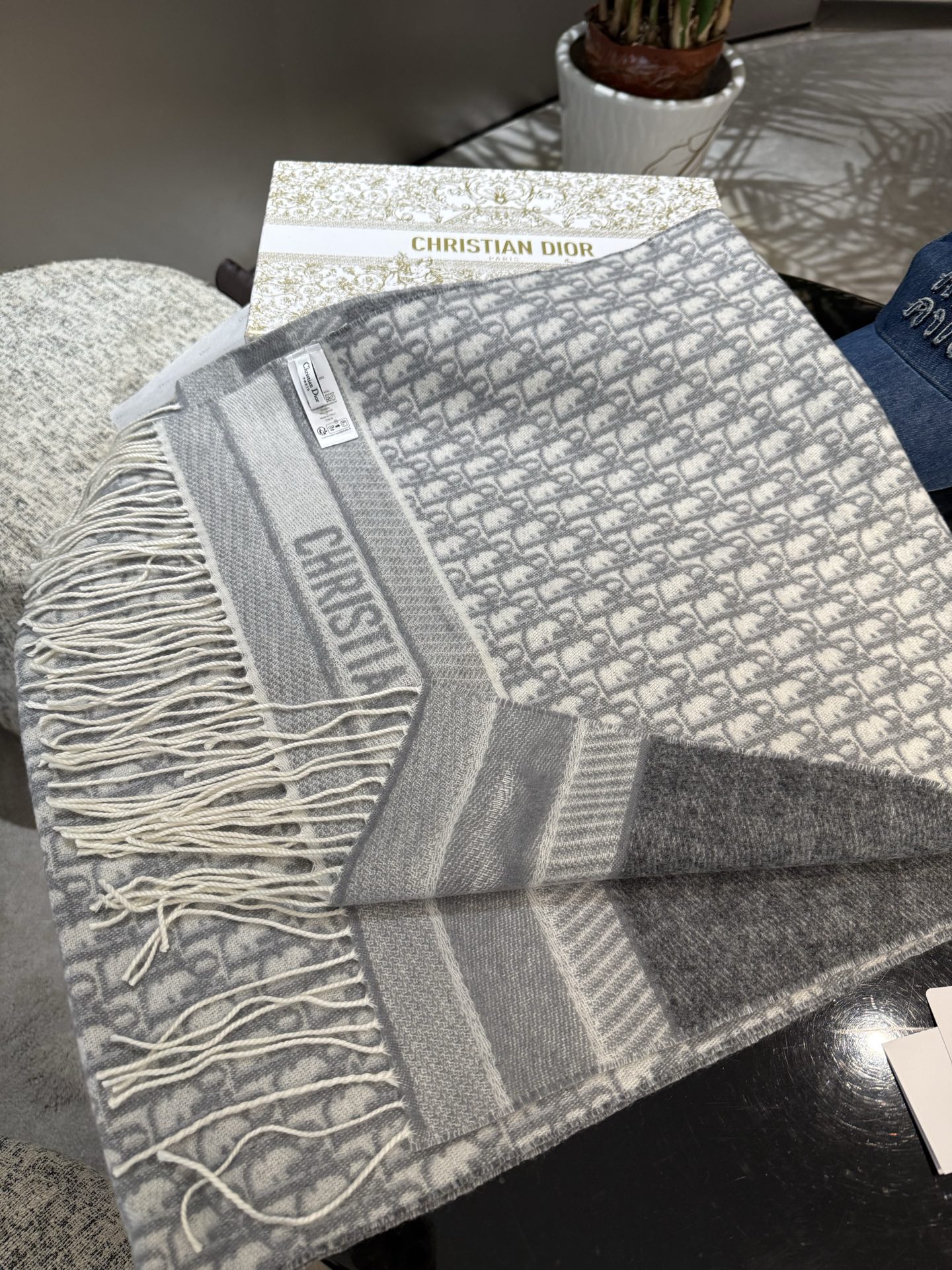 高版本P新色♥️畅销款Dior最新款 · 这款 Oblique 印花围巾重新诠释 Dior 经典标识，彰