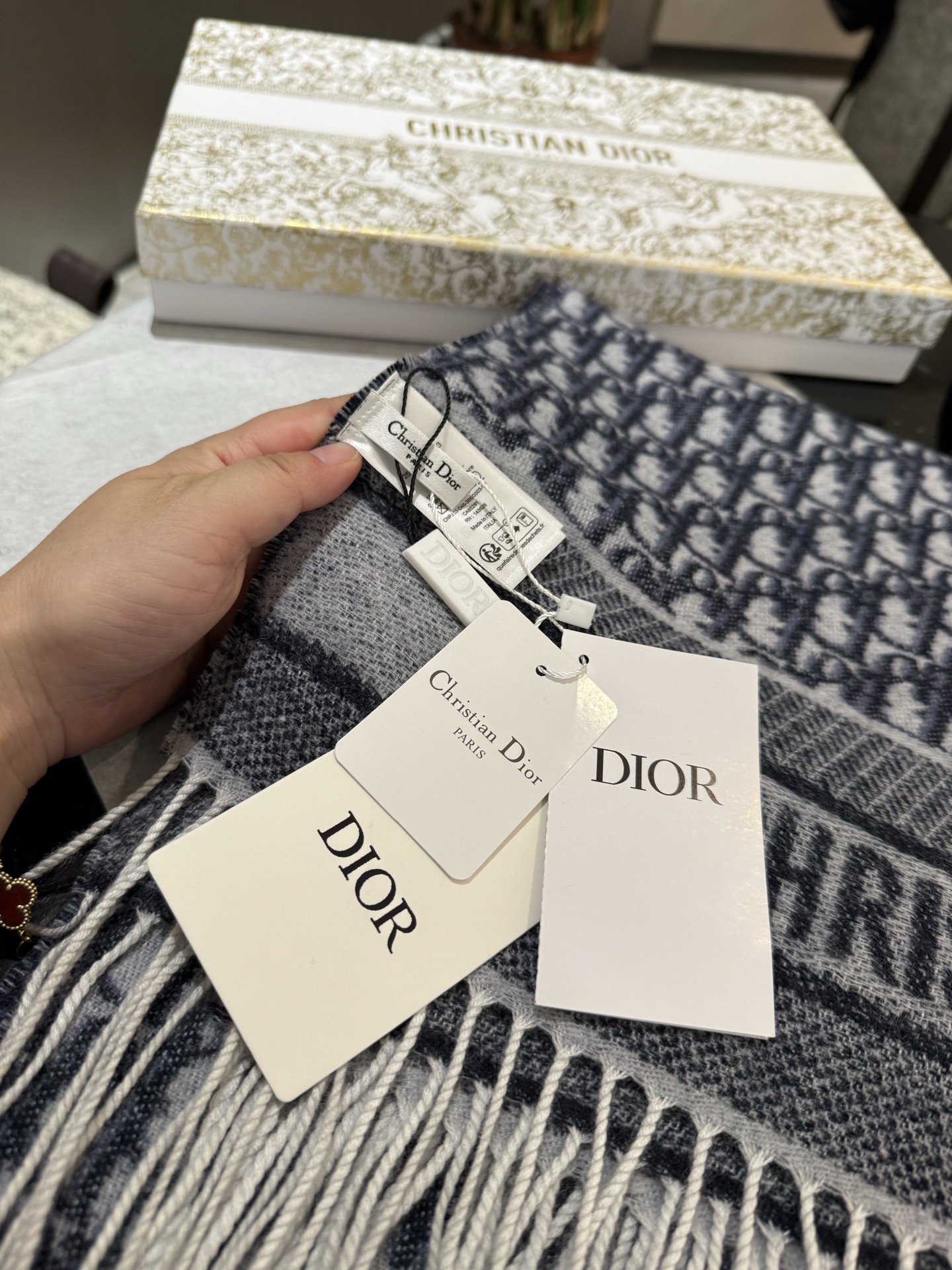 高版本P新色♥️畅销款Dior最新款 · 这款 Oblique 印花围巾重新诠释 Dior 经典标识，彰