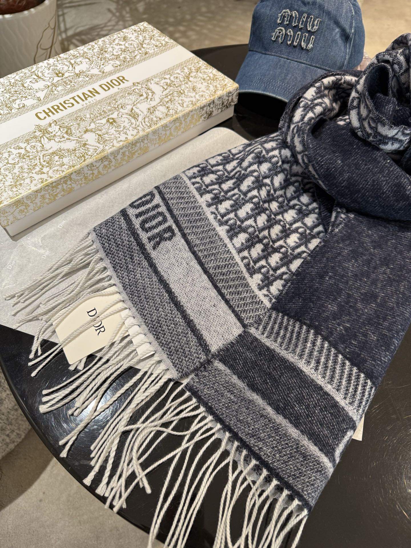 高版本P新色♥️畅销款Dior最新款 · 这款 Oblique 印花围巾重新诠释 Dior 经典标识，彰