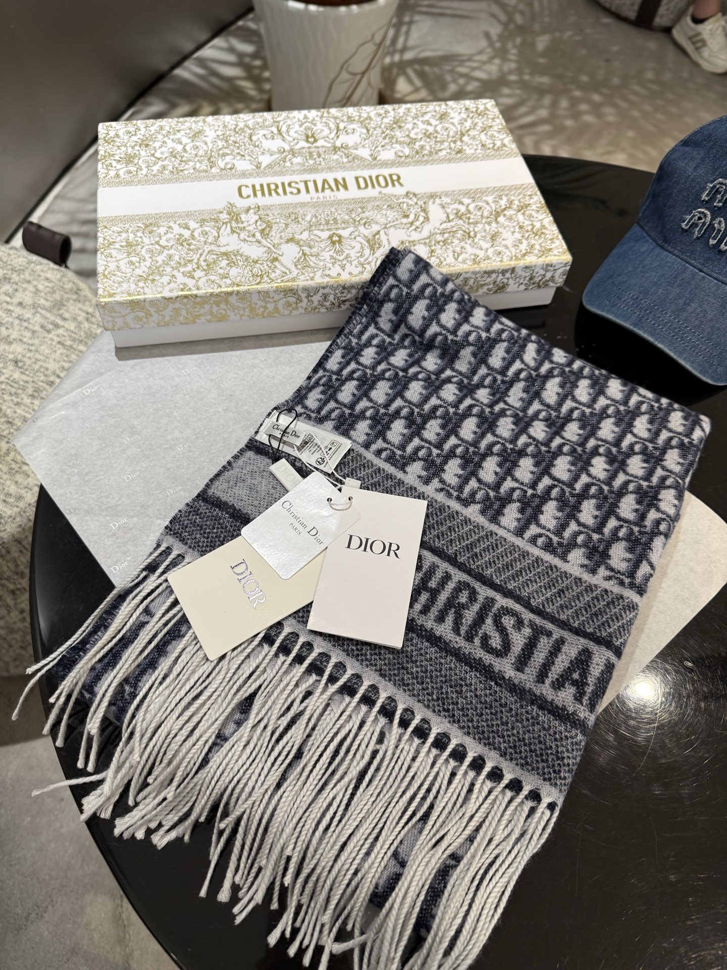 高版本P新色♥️畅销款Dior最新款 · 这款 Oblique 印花围巾重新诠释 Dior 经典标识，彰
