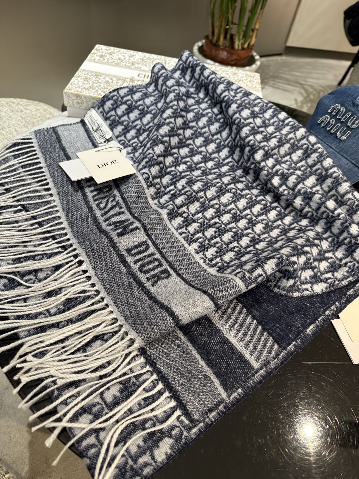 高版本P新色♥️畅销款Dior最新款 · 这款 Oblique 印花围巾重新诠释 Dior 经典标识，彰