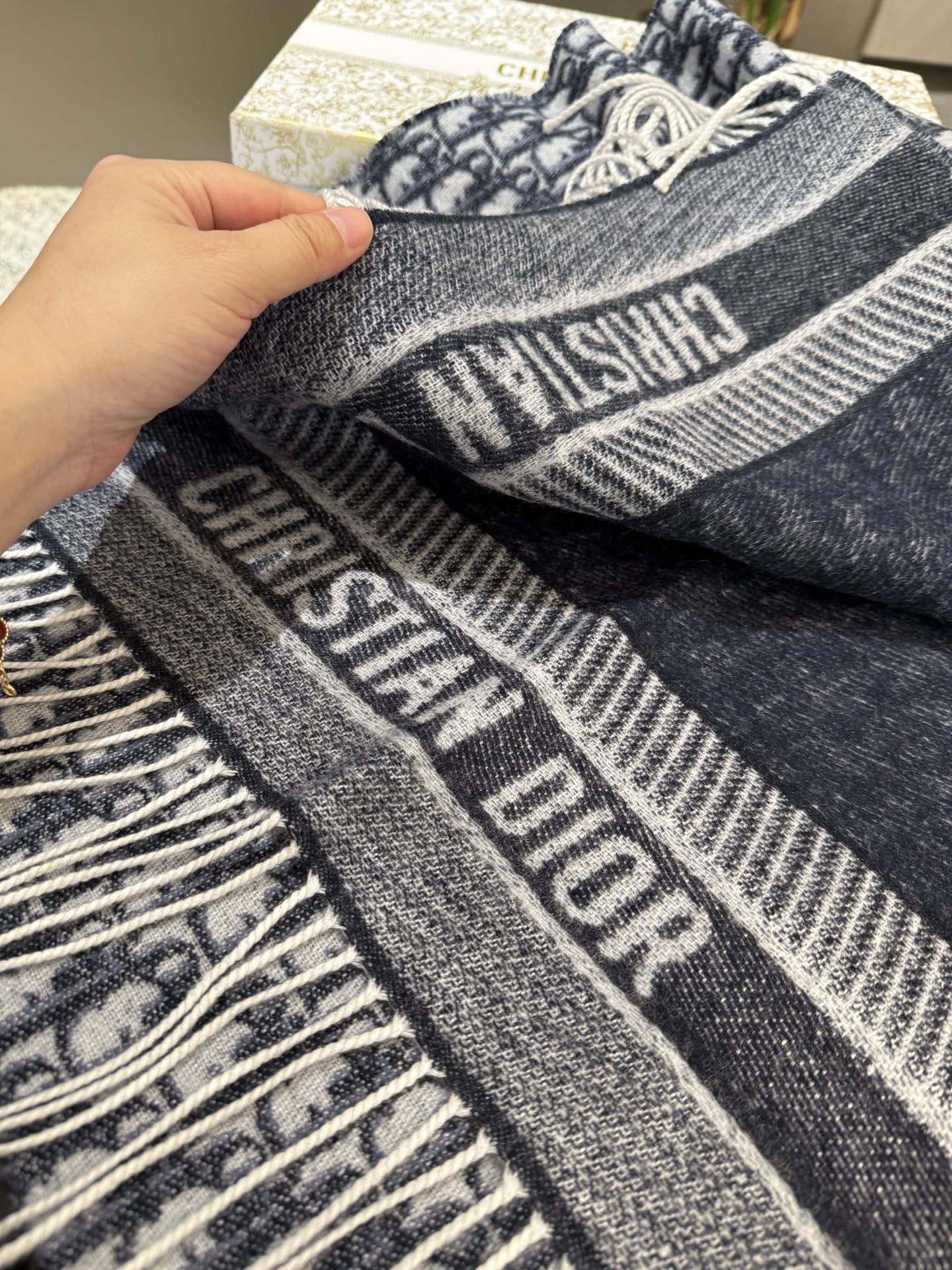 高版本P新色♥️畅销款Dior最新款 · 这款 Oblique 印花围巾重新诠释 Dior 经典标识，彰