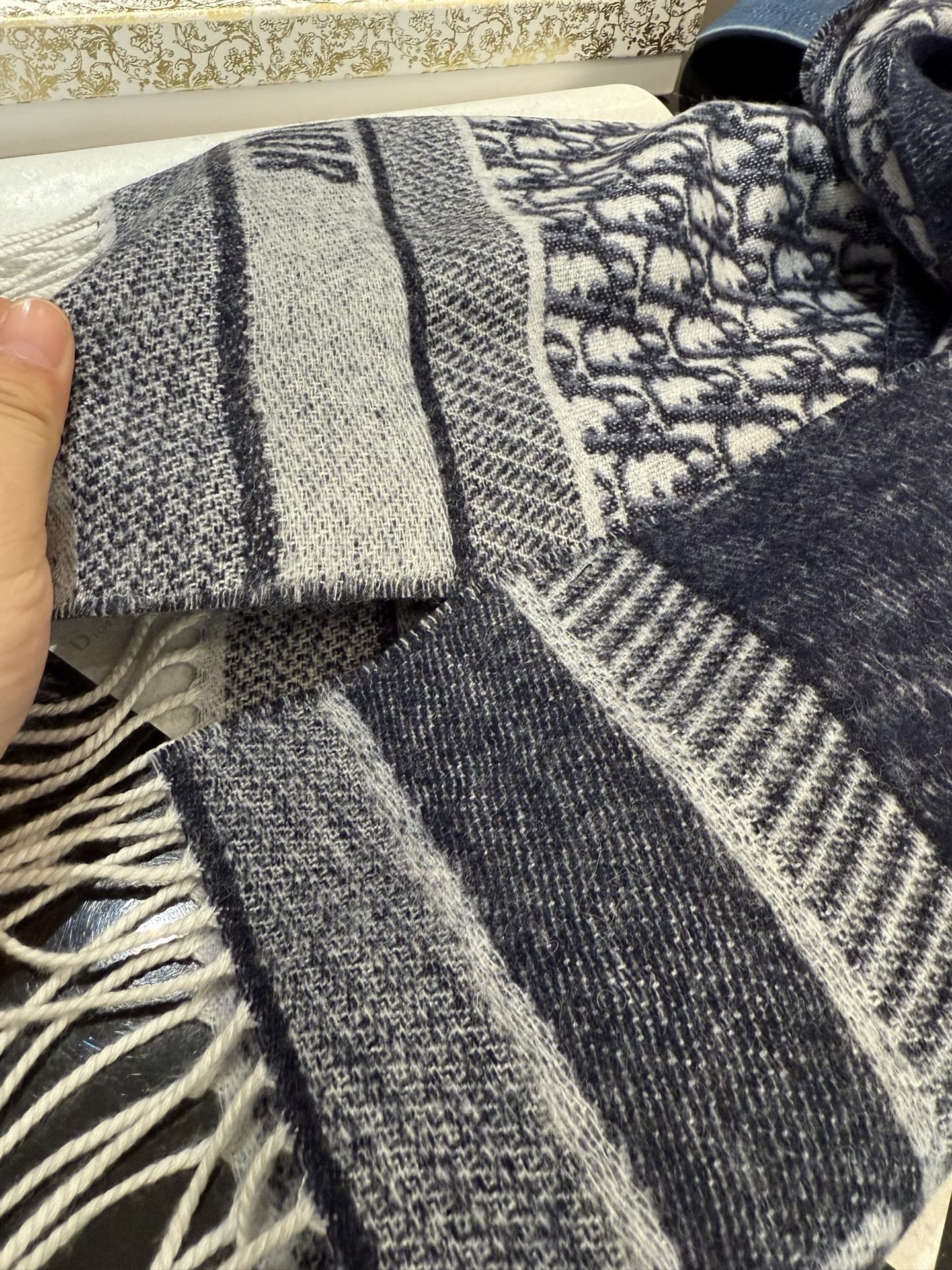 高版本P新色♥️畅销款Dior最新款 · 这款 Oblique 印花围巾重新诠释 Dior 经典标识，彰