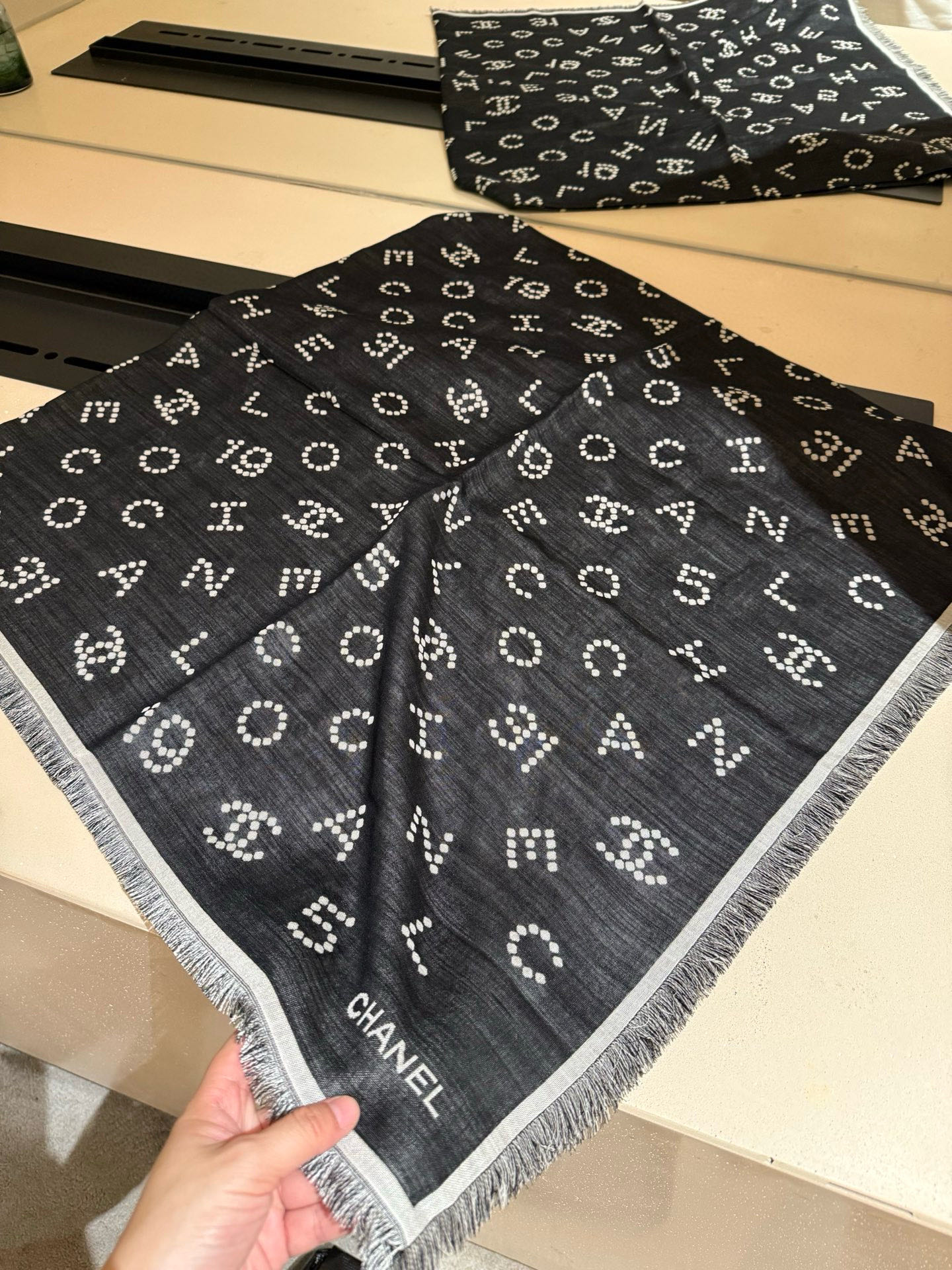 P195P 市场高版本😎chanel25C围巾,羊绒➕丝,软软糯糯,这条珍珠样式双面提花黑灰配色,非常百搭,140cm*140cm,物超所值!