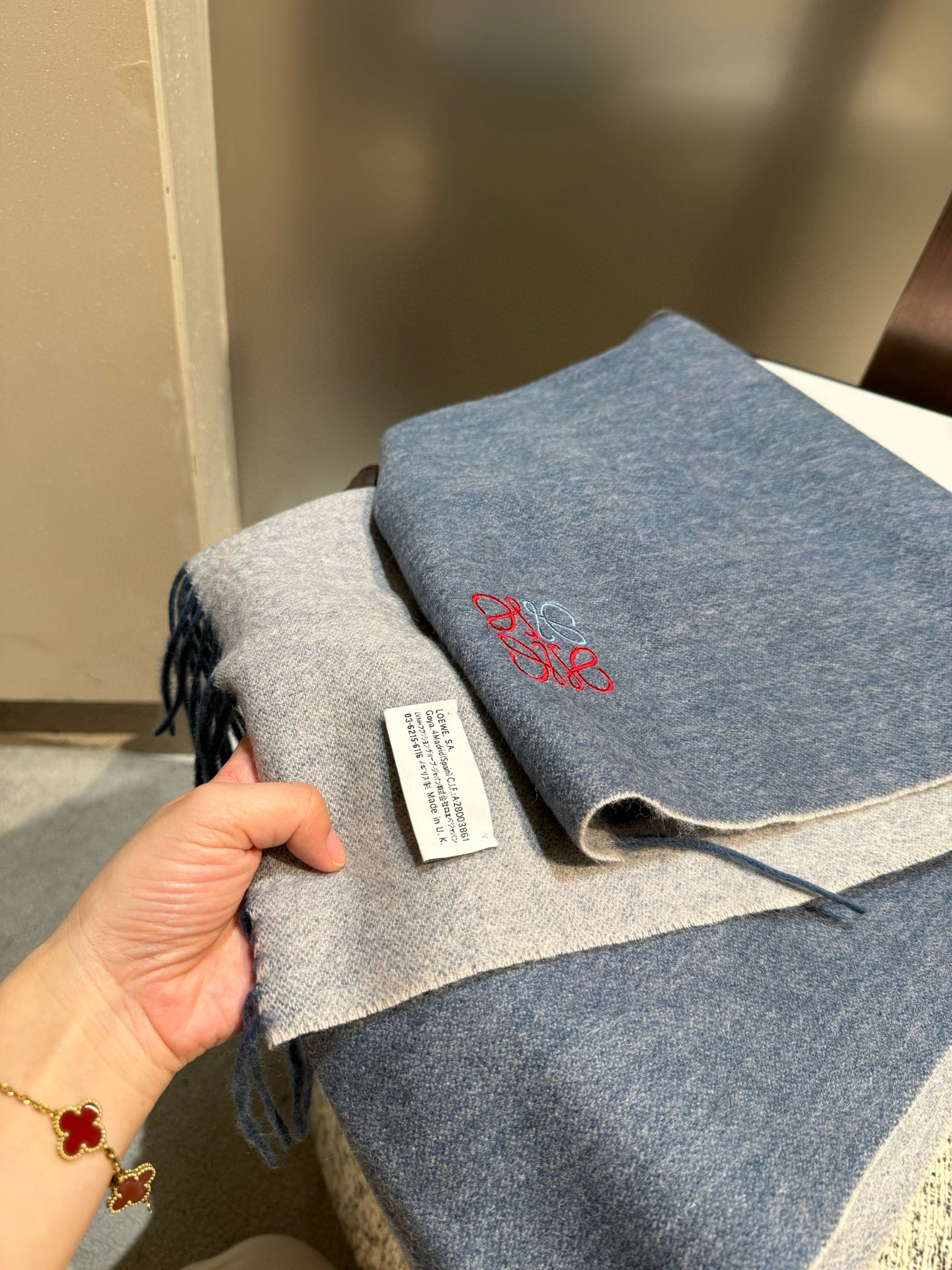 P140P罗意威。【男女围巾】怒赞自留,难得的高端男款!家属福利!非常正的围巾~面料大爱,非常柔软细腻舒服,轻度水波纹!大气简约,超级好看的男神配色,任何男生都会喜欢的款吧,小小Logo非常精致的点缀,有质感不张扬~大货几个月前已装船发走~尾单余一丢丢福利大家~经典男士的30cm宽羊绒围巾!男女通用款式,规格35.180(含穗子总长180cm),搭配正装或者搭配休闲装都很合适~对折挂围或者绕圈围都完全可以,绅士有型~有温度的风度!
