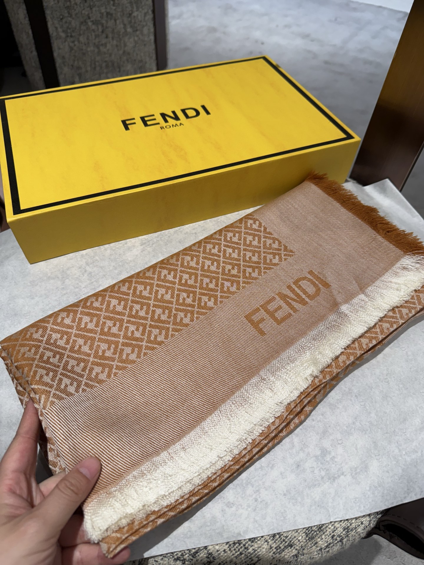 P200P𝐅𝐞𝐧𝐝𝐢 《FF字母提花披肩》
𝐒𝐢𝐳𝐞:𝟏𝟒𝟎𝐱𝟏𝟒𝟎𝐜𝐦 
双F提花大方巾,专柜新品·精美编织设计提花,大气百搭不挑人。质地轻盈,薄厚适中 出游必备呀!让整体造型更具有层次感 Get✔️多样化穿搭 强烈推荐 四季必备单品哦🌟