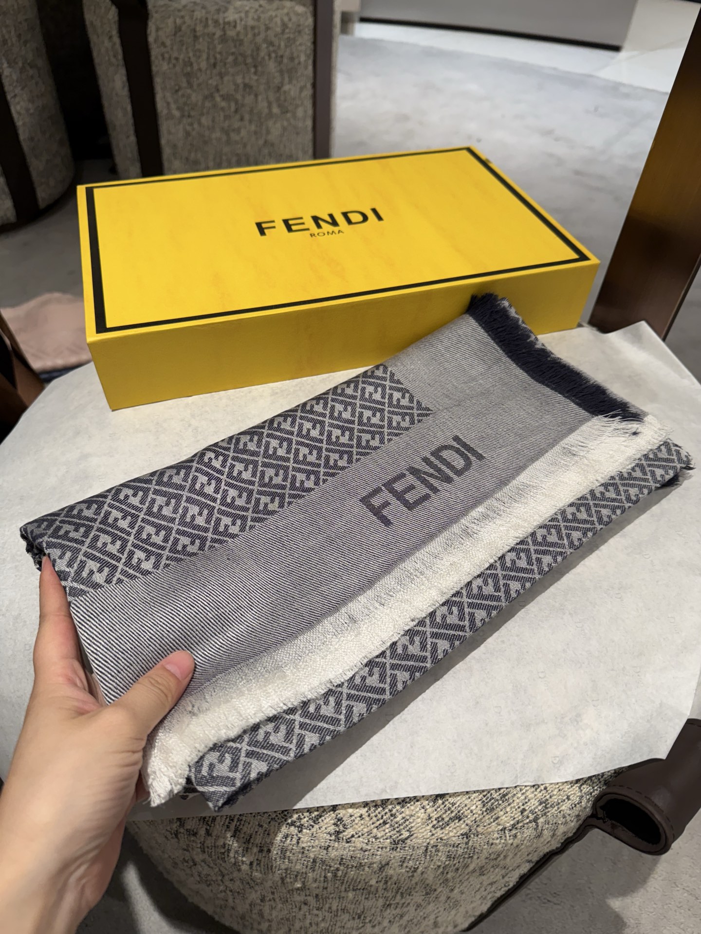 P200P𝐅𝐞𝐧𝐝𝐢 《FF字母提花披肩》
𝐒𝐢𝐳𝐞:𝟏𝟒𝟎𝐱𝟏𝟒𝟎𝐜𝐦 
双F提花大方巾,专柜新品·精美编织设计提花,大气百搭不挑人。质地轻盈,薄厚适中 出游必备呀!让整体造型更具有层次感 Get✔️多样化穿搭 强烈推荐 四季必备单品哦🌟