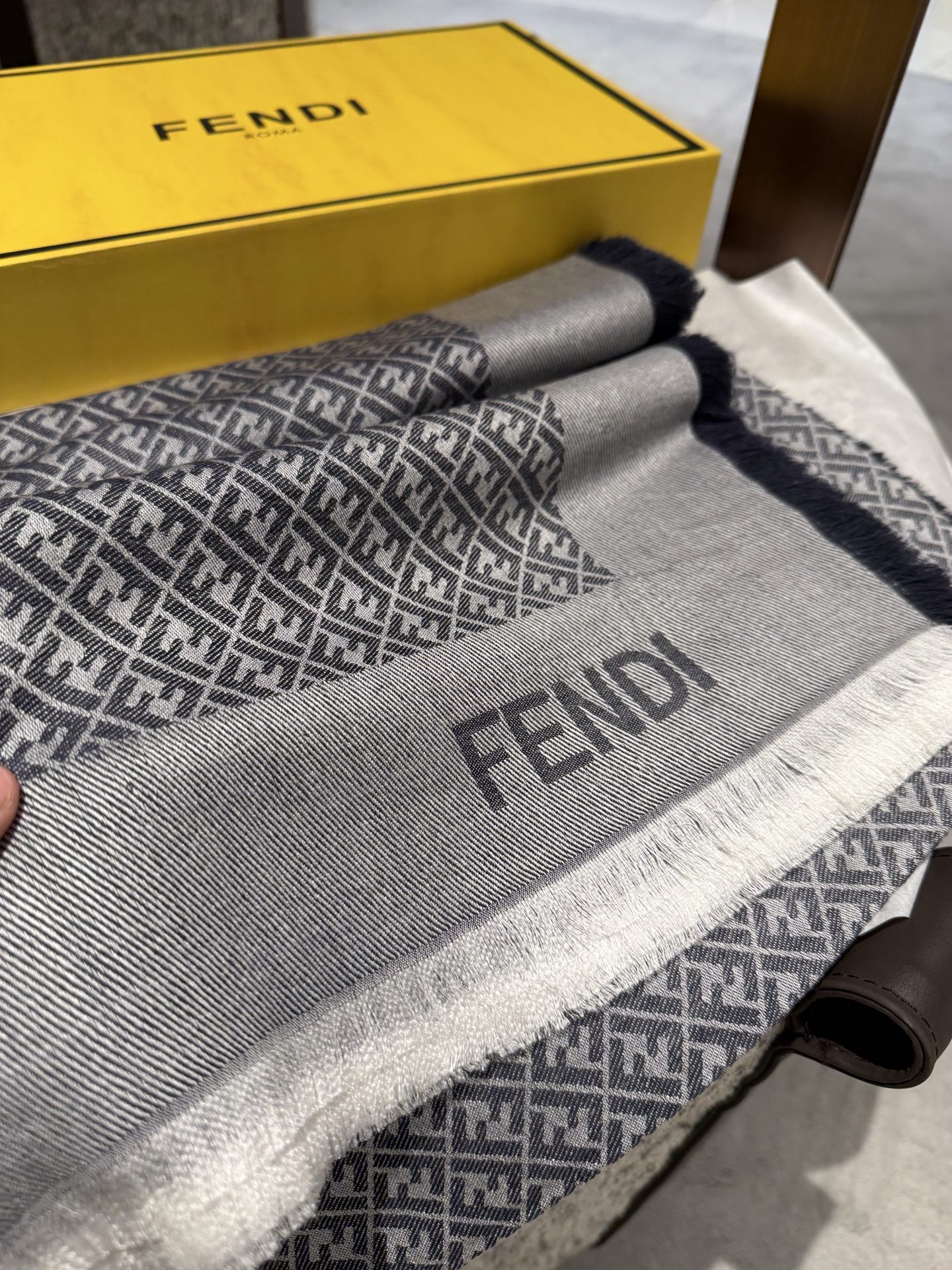 P200P𝐅𝐞𝐧𝐝𝐢 《FF字母提花披肩》
𝐒𝐢𝐳𝐞:𝟏𝟒𝟎𝐱𝟏𝟒𝟎𝐜𝐦 
双F提花大方巾,专柜新品·精美编织设计提花,大气百搭不挑人。质地轻盈,薄厚适中 出游必备呀!让整体造型更具有层次感 Get✔️多样化穿搭 强烈推荐 四季必备单品哦🌟