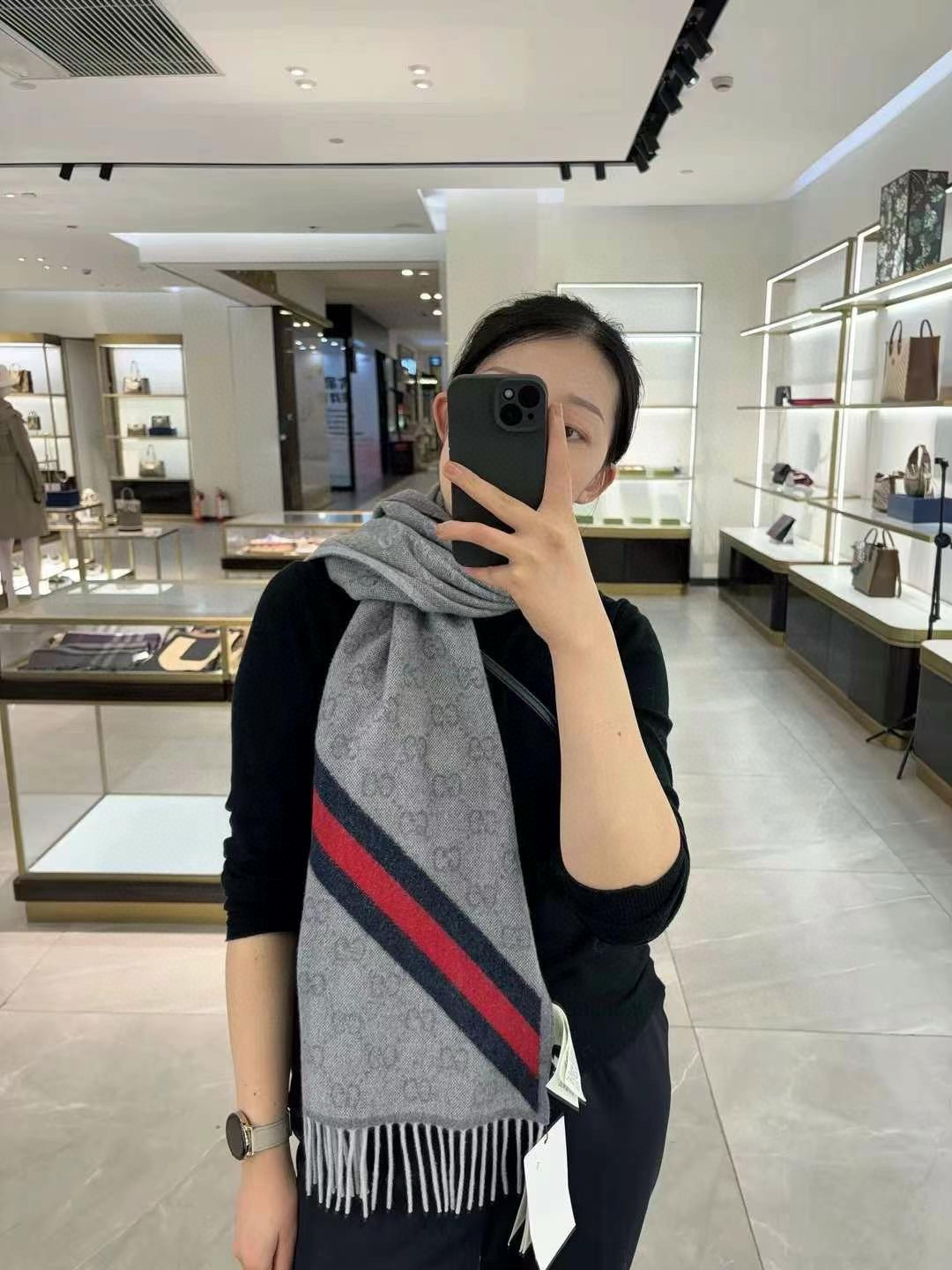 P160P𝐆𝐮𝐜𝐜𝐢 ·新款《男士双G提花》
Size:37x190cm 材质100% 美丽奴baby羊毛
时尚双G提花 低调中不失品牌魅力,围巾一侧采用红蓝织带,干练百搭 敲nice!男女同款哟