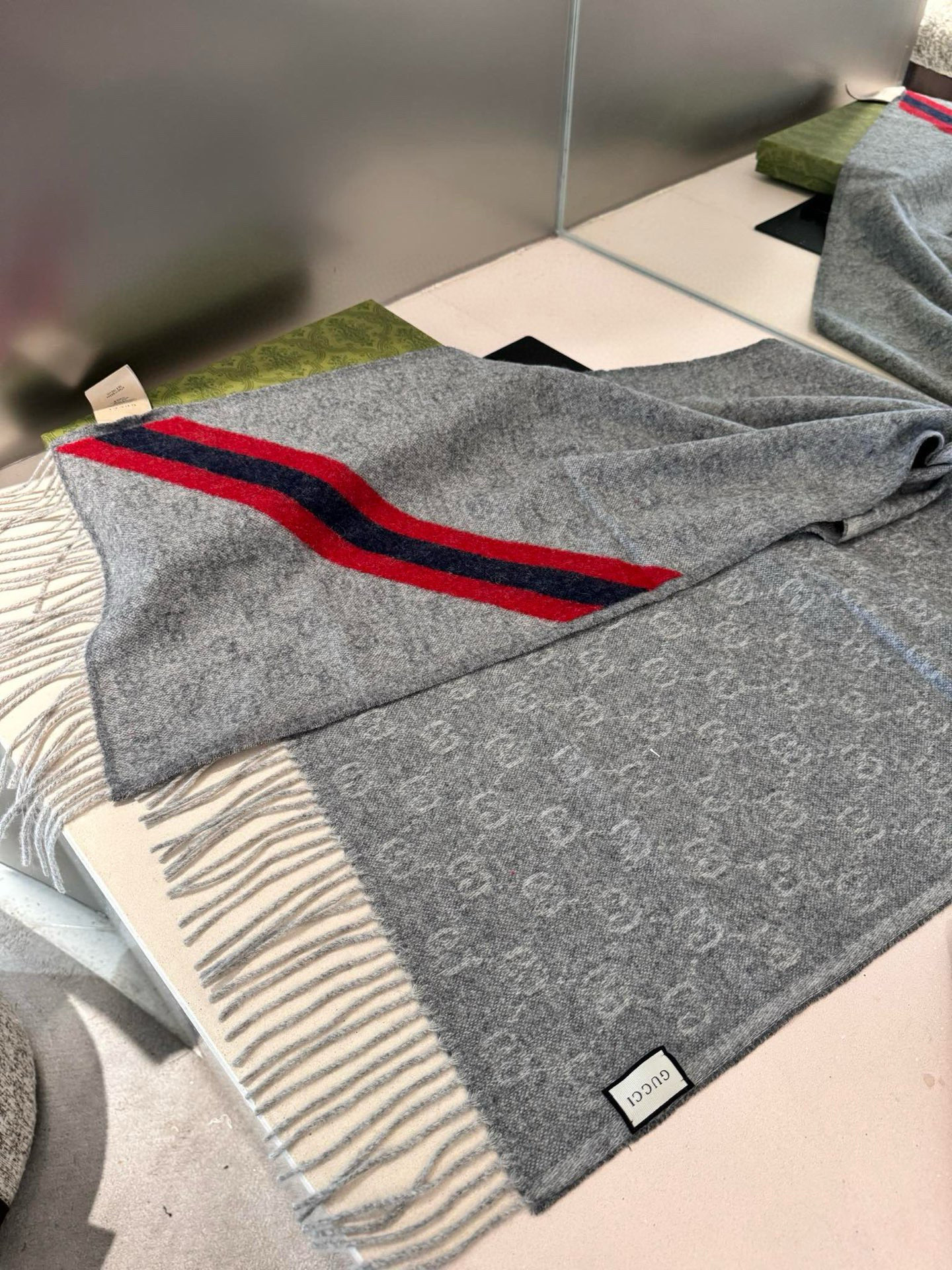 P160P𝐆𝐮𝐜𝐜𝐢 ·新款《男士双G提花》
Size:37x190cm 材质100% 美丽奴baby羊毛
时尚双G提花 低调中不失品牌魅力,围巾一侧采用红蓝织带,干练百搭 敲nice!男女同款哟
