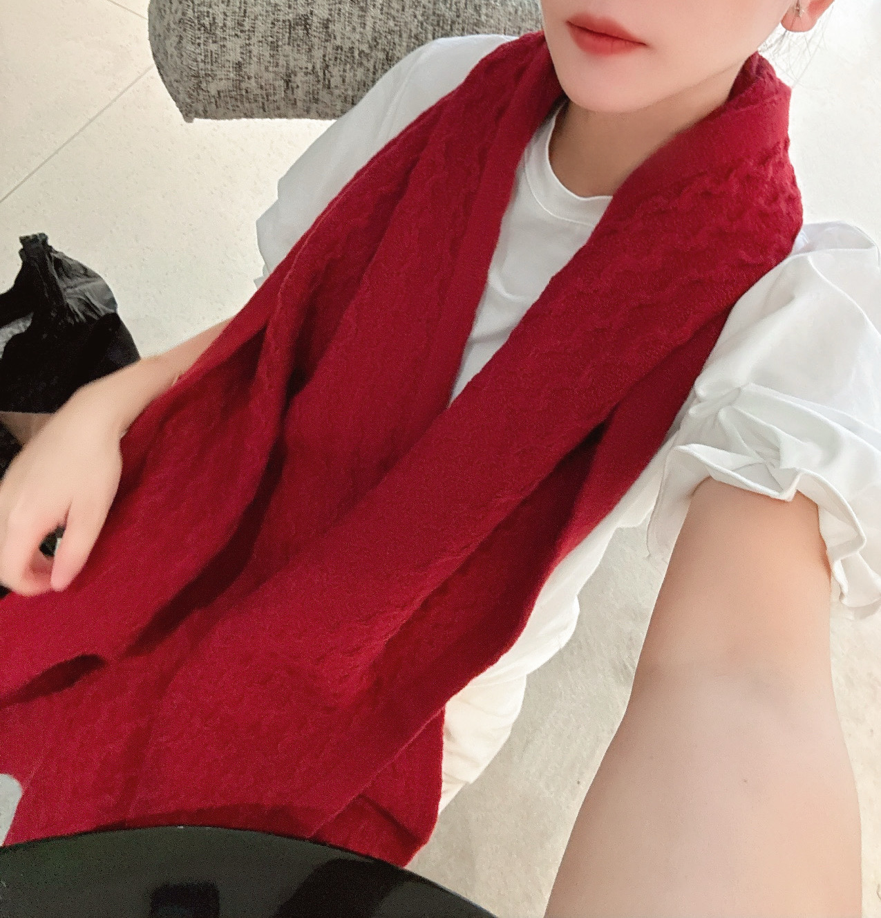 P【LP臻品】全新上市，甄选顶级羊绒面料，触感细腻如云。重工匠心独运，以精湛手工针织工艺，融入典雅串绳细