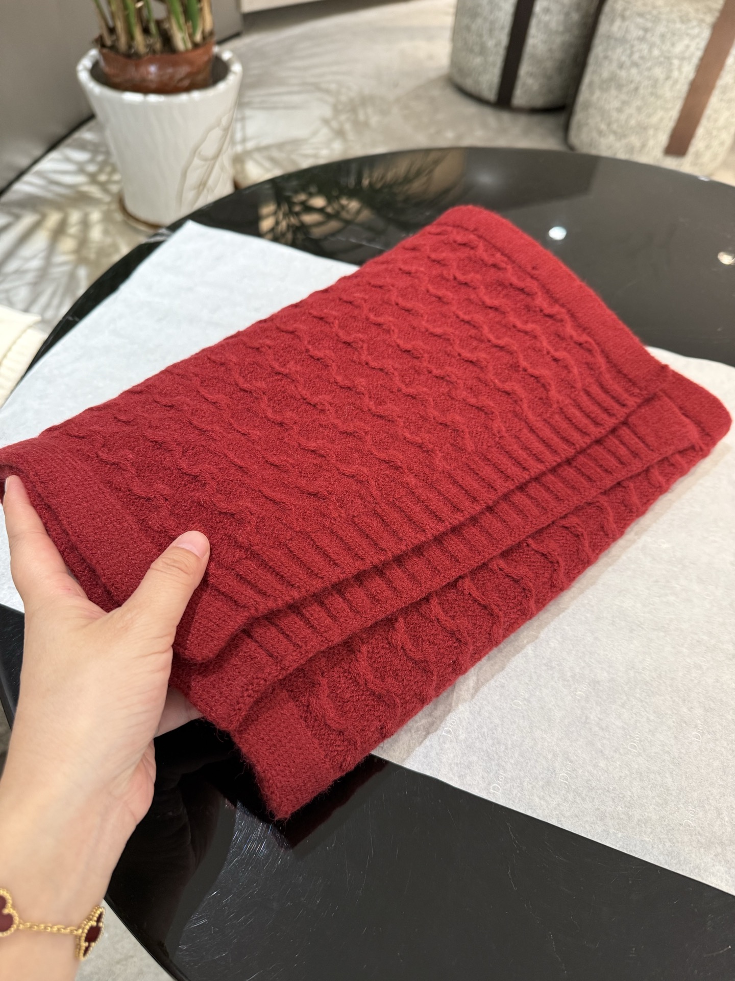 P【LP臻品】全新上市，甄选顶级羊绒面料，触感细腻如云。重工匠心独运，以精湛手工针织工艺，融入典雅串绳细