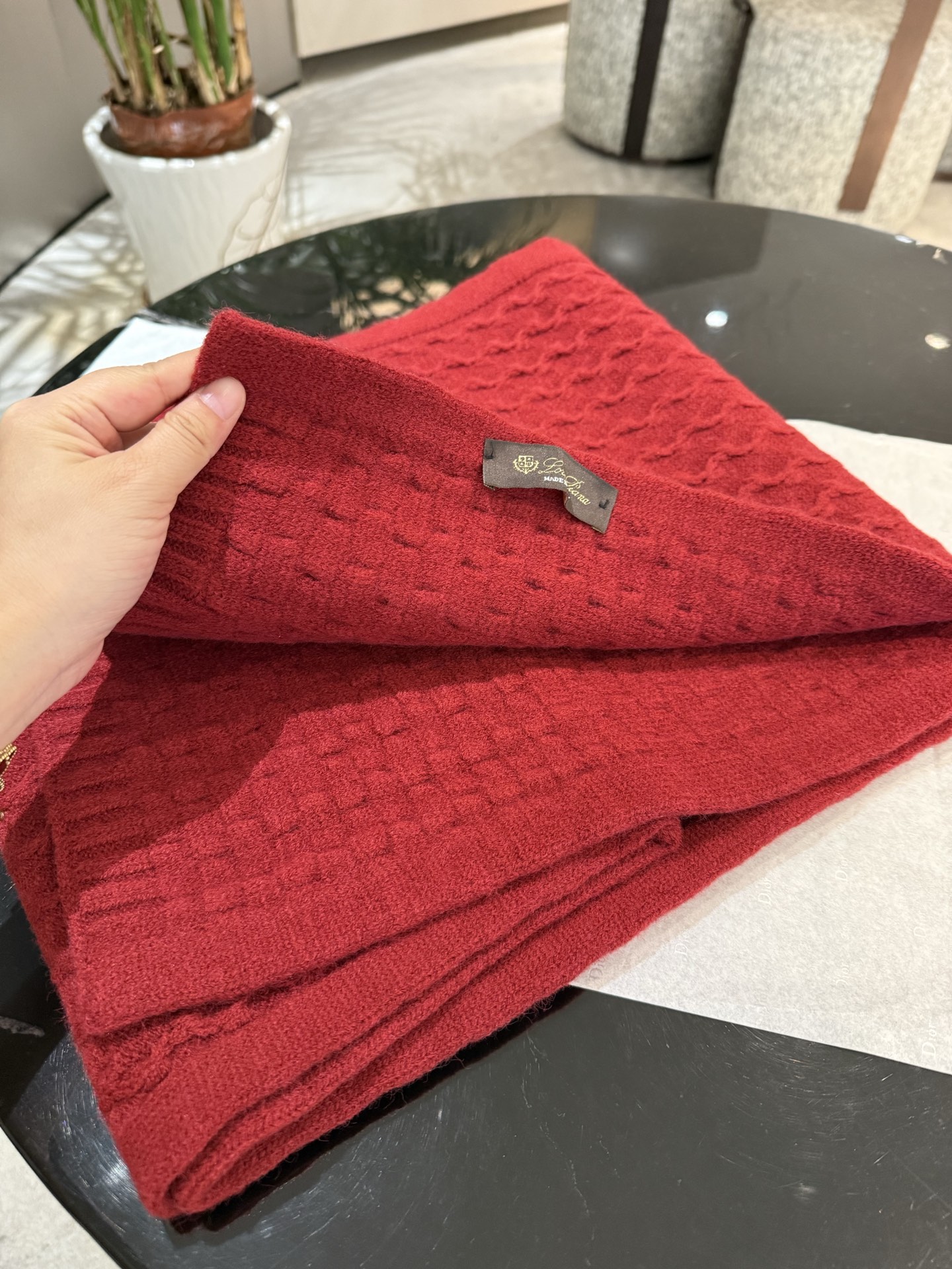 P【LP臻品】全新上市，甄选顶级羊绒面料，触感细腻如云。重工匠心独运，以精湛手工针织工艺，融入典雅串绳细