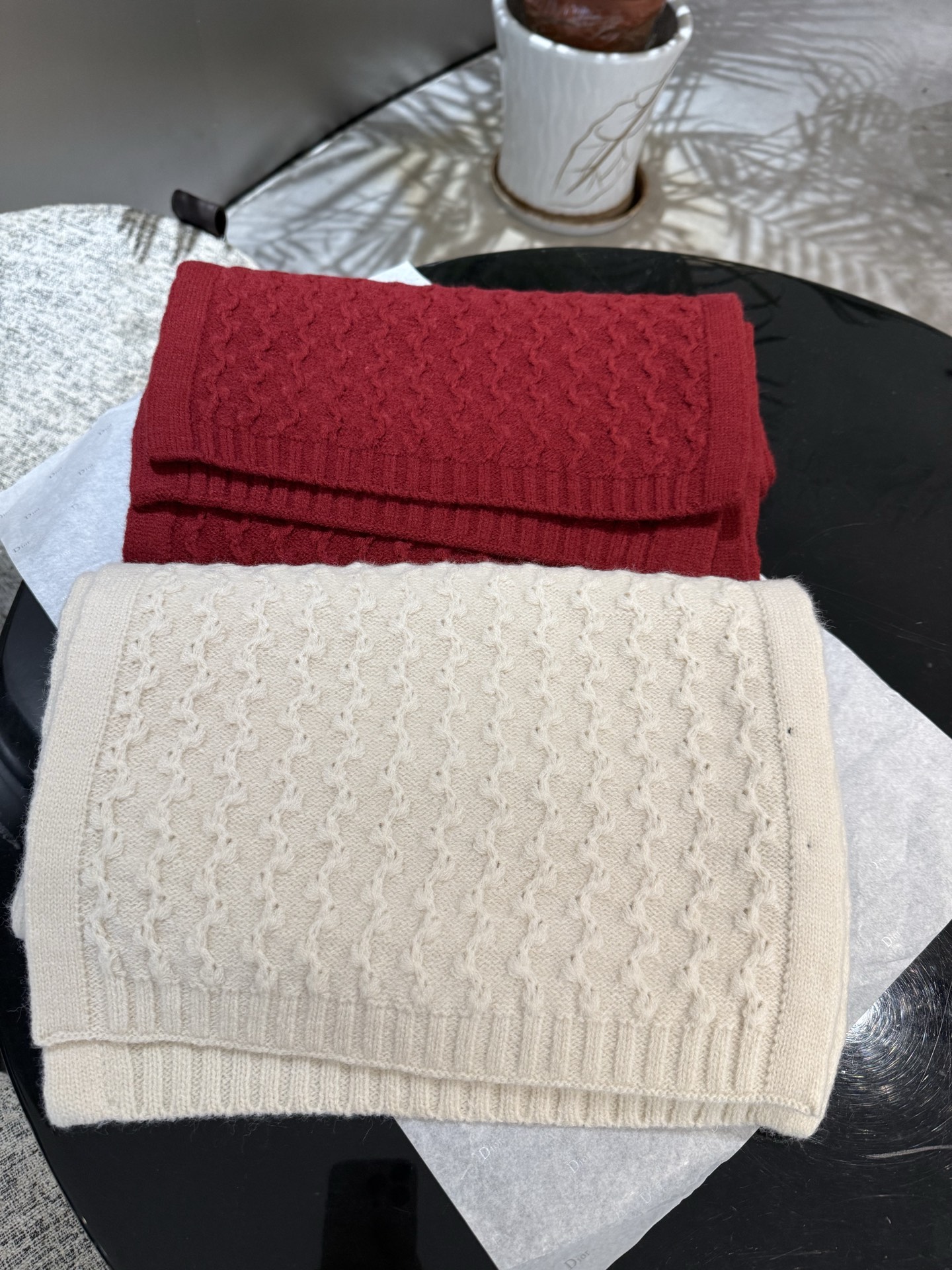 P【LP臻品】全新上市，甄选顶级羊绒面料，触感细腻如云。重工匠心独运，以精湛手工针织工艺，融入典雅串绳细