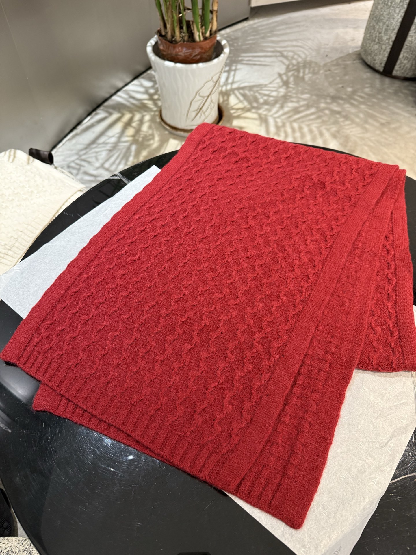 P【LP臻品】全新上市，甄选顶级羊绒面料，触感细腻如云。重工匠心独运，以精湛手工针织工艺，融入典雅串绳细