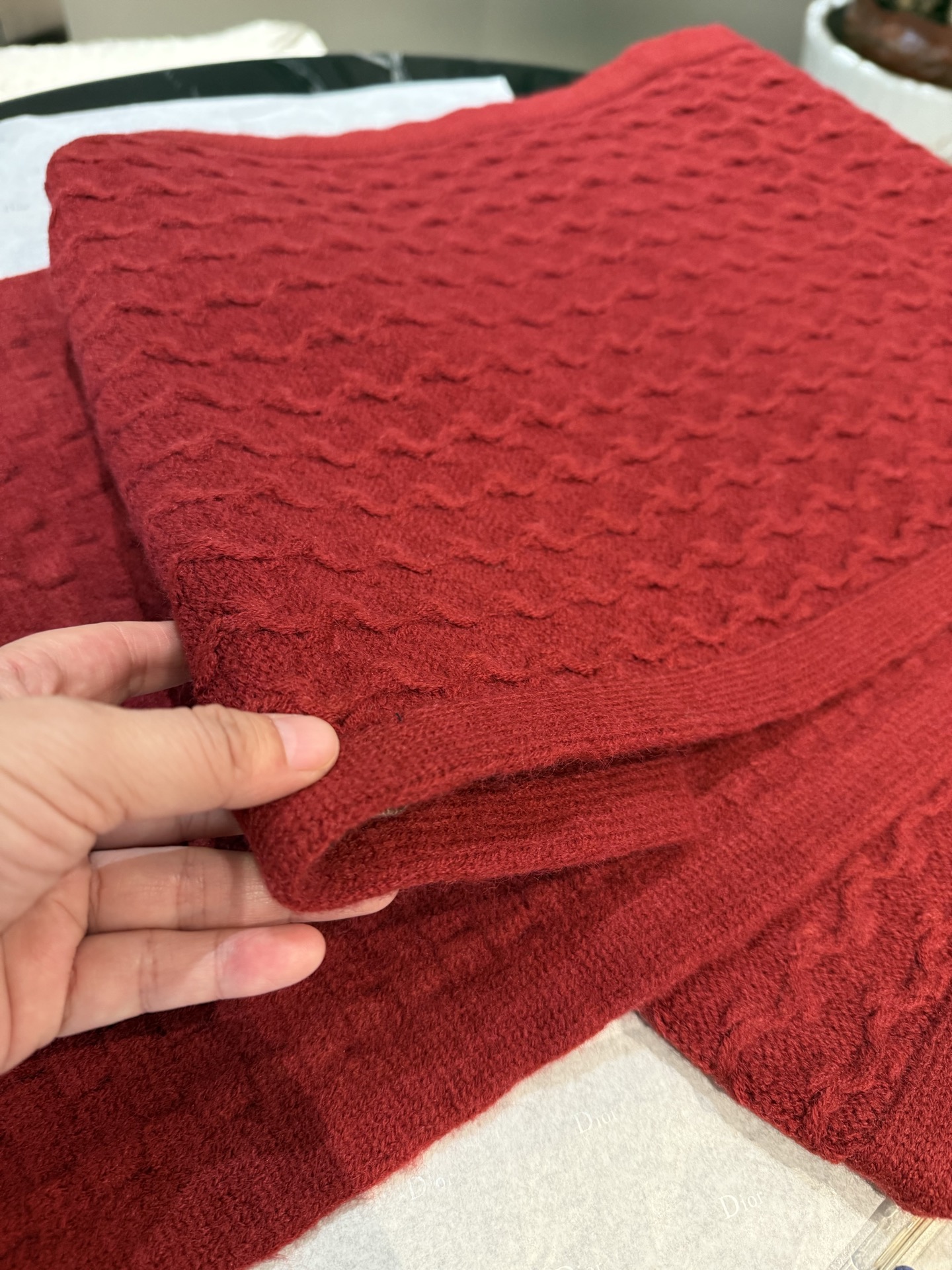 P【LP臻品】全新上市，甄选顶级羊绒面料，触感细腻如云。重工匠心独运，以精湛手工针织工艺，融入典雅串绳细