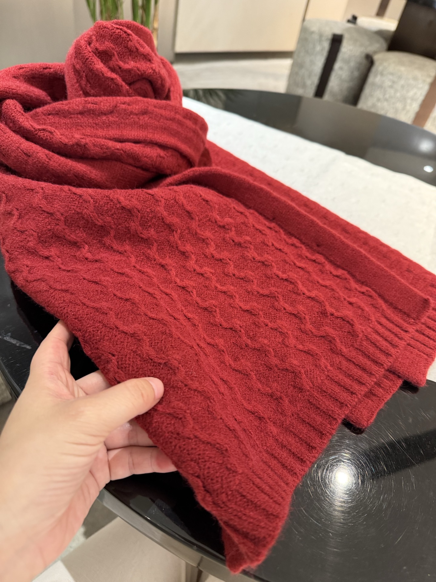 P【LP臻品】全新上市，甄选顶级羊绒面料，触感细腻如云。重工匠心独运，以精湛手工针织工艺，融入典雅串绳细