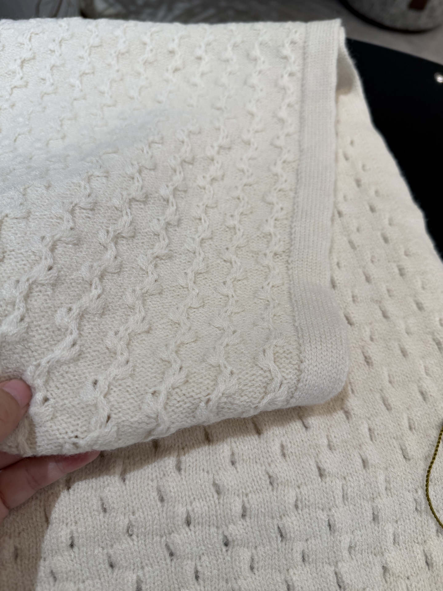 P【LP臻品】全新上市，甄选顶级羊绒面料，触感细腻如云。重工匠心独运，以精湛手工针织工艺，融入典雅串绳细