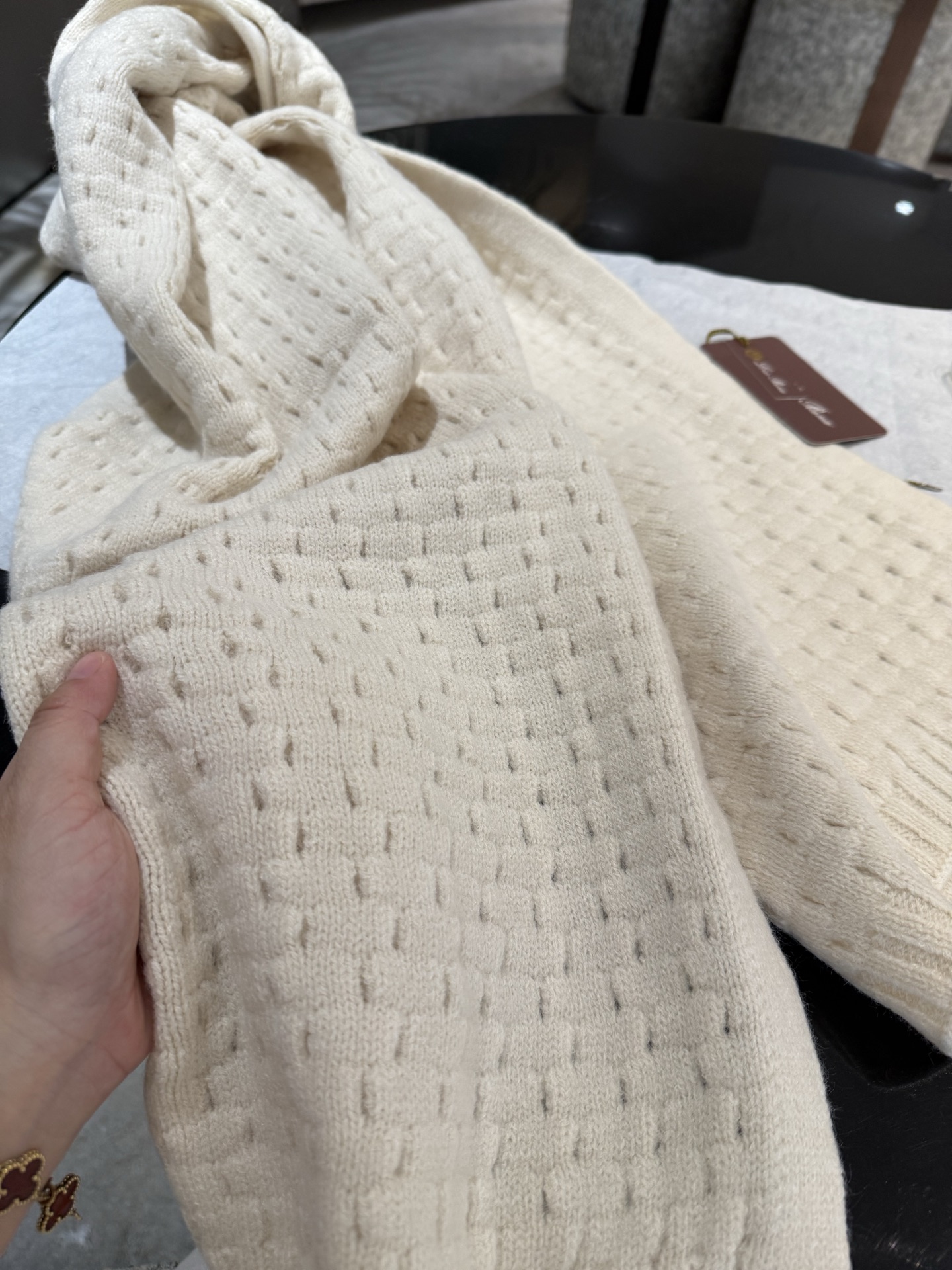 P【LP臻品】全新上市，甄选顶级羊绒面料，触感细腻如云。重工匠心独运，以精湛手工针织工艺，融入典雅串绳细