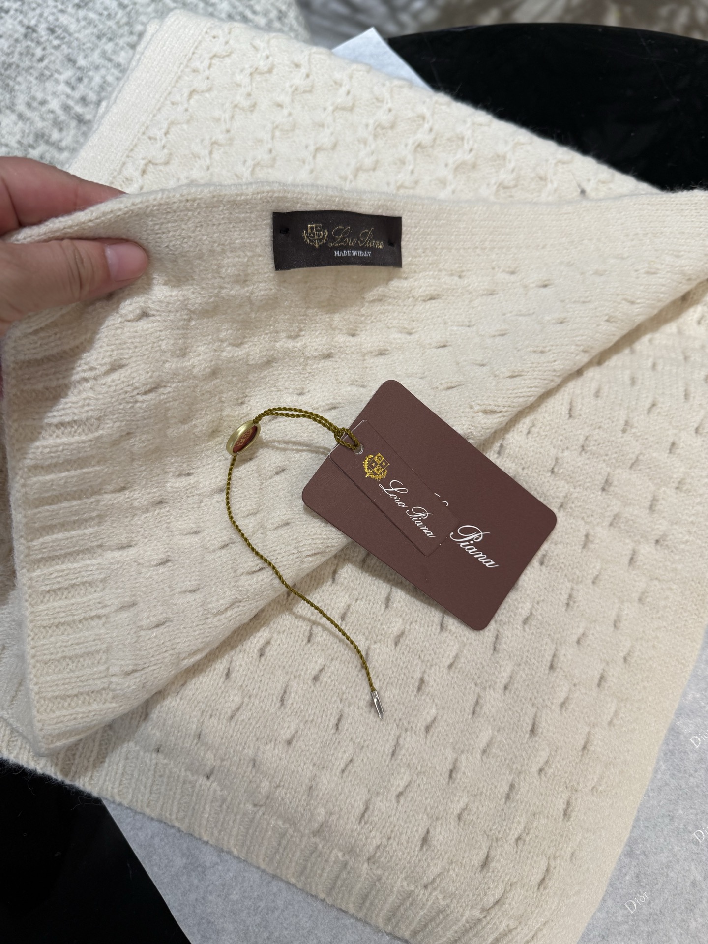 P【LP臻品】全新上市，甄选顶级羊绒面料，触感细腻如云。重工匠心独运，以精湛手工针织工艺，融入典雅串绳细