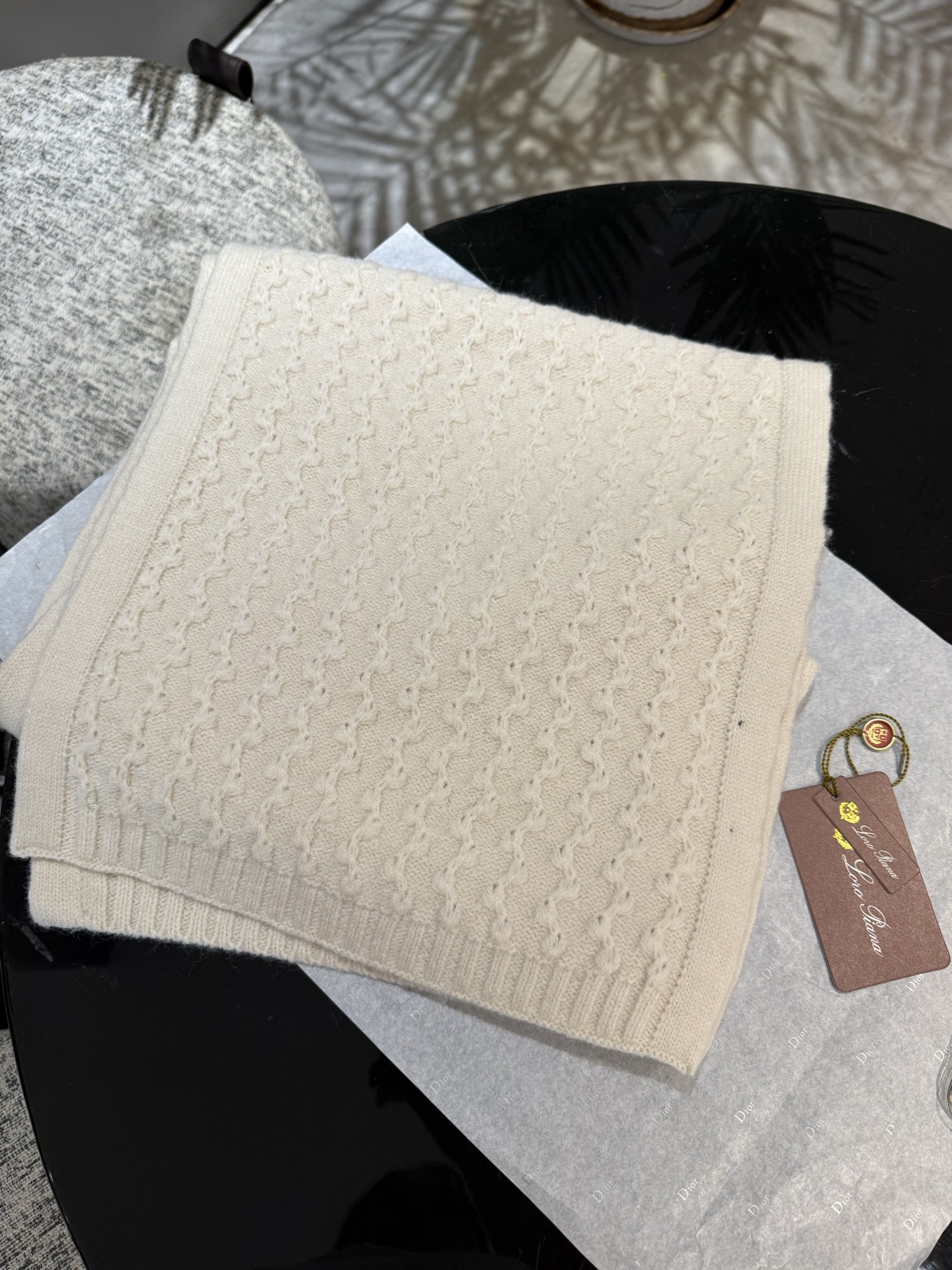 P【LP臻品】全新上市，甄选顶级羊绒面料，触感细腻如云。重工匠心独运，以精湛手工针织工艺，融入典雅串绳细