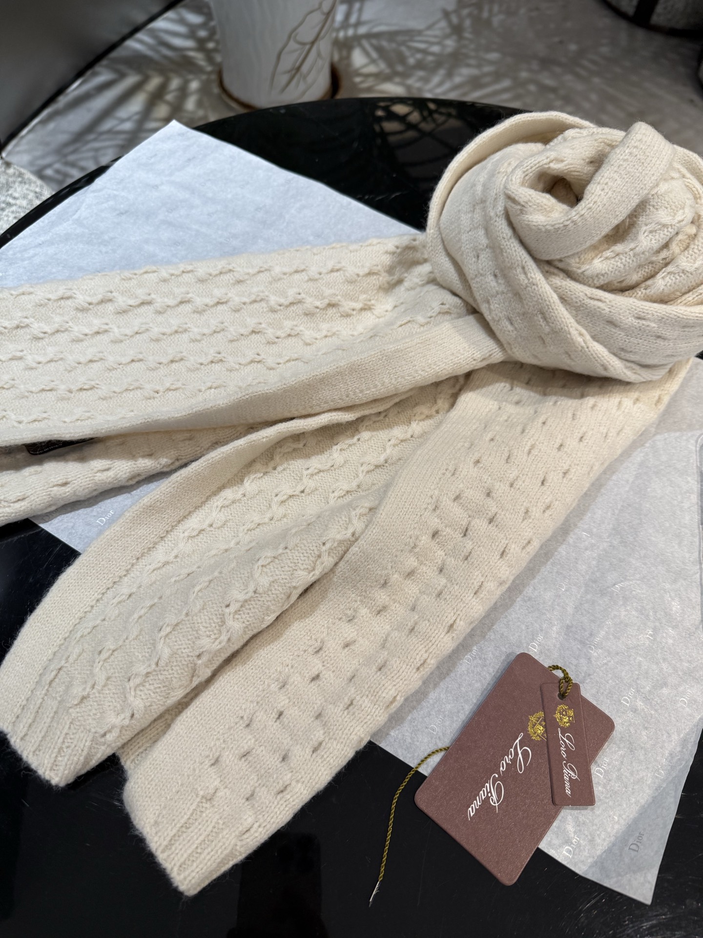 P【LP臻品】全新上市，甄选顶级羊绒面料，触感细腻如云。重工匠心独运，以精湛手工针织工艺，融入典雅串绳细