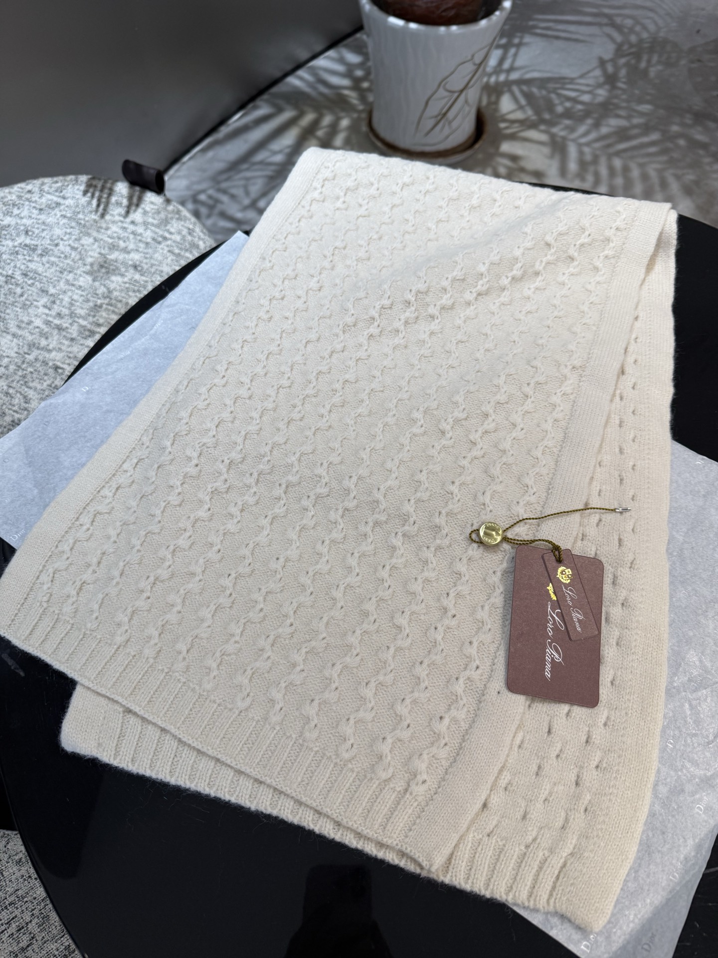 P【LP臻品】全新上市，甄选顶级羊绒面料，触感细腻如云。重工匠心独运，以精湛手工针织工艺，融入典雅串绳细