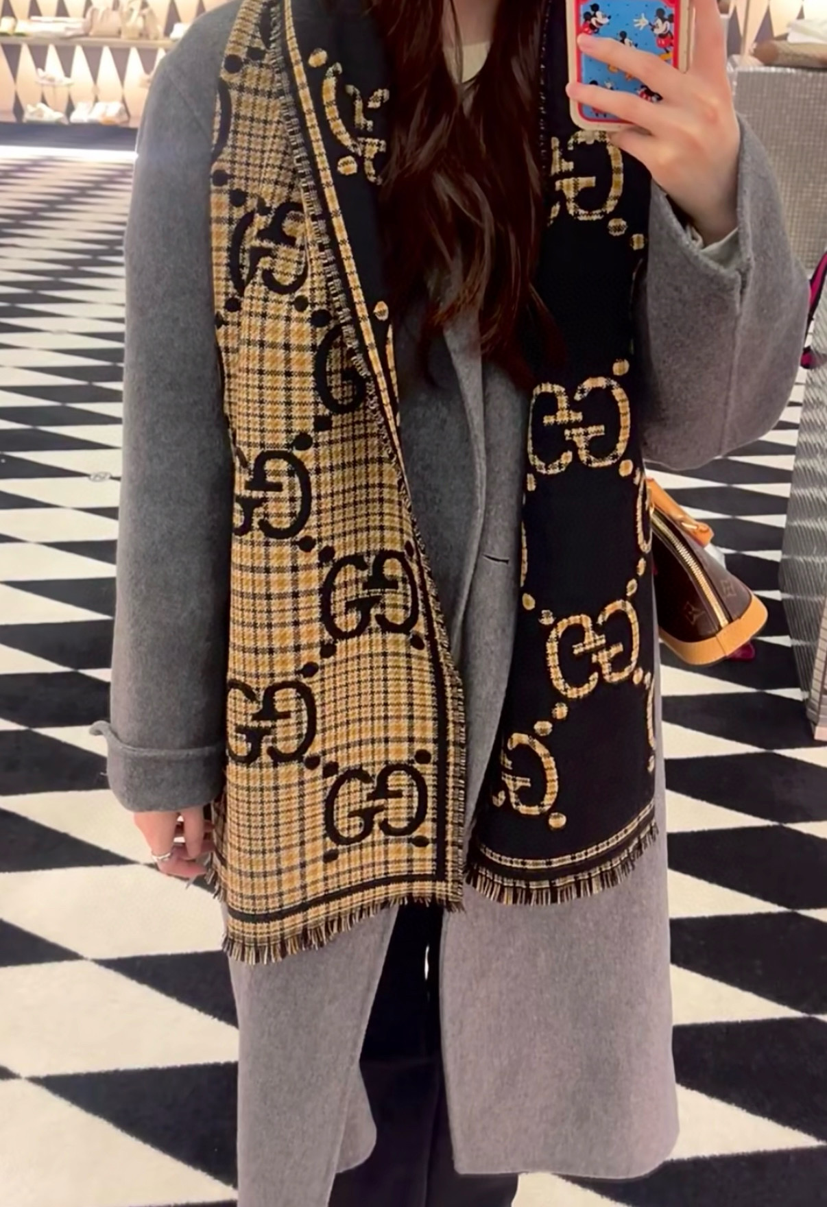 NO:603455,G style letter fabric wool, size 47*180 wool silk scarf, decorated with oversized design GG pattern. The GG logo, first used in the 1970s, evolved from the early Gucci diamond design in the 1930s, and has since become a symbol of Gucci heritage. In the 2018 early spring series, the GG pattern returns to the forefront of fashion in a new way to match the returning trend plaid style, which is more unique and fashionable. High version scarf, high version scarf, gucci, gucci, real silk19860909G家风格字母 面料羊毛,尺寸47*180 羊毛真丝围巾,装饰超大造型设计GG图案.于1970年代首次使用的GG标识,由始于1930年代的早期Gucci菱形设计演化而来,其后便成为Gucci传承的标志.在2018早春系列中,GG图案以全新方式重返时尚前沿搭配起重返潮流的格纹风格 更加独特时尚.高版本围巾,高版本围巾,gucci,gucci,real silk,scarf