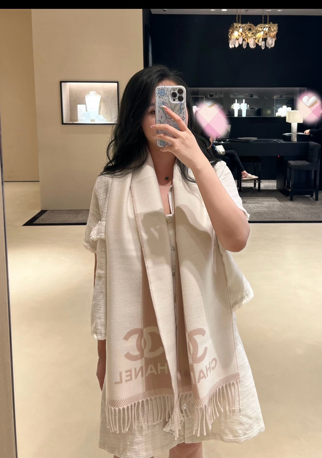 NO:619845,The high version of the new 'Double-sided Color Block Jacquard' nude pink Size 184x34cm (excluding tassels) is visually a hit!  Double-sided jacquard with completely opposite colors and patterns on both sides. The design is really thoughtful. The oversized brand LOGO and double C color matching embellish the entire scarf. High-end and beautiful fabrics are very popular. Merino virgin wool, as the ceiling of the wool industry, is not tied at all, gentle and textured. It is suitable for both men and women. It is versatile and does not pick anyone. It must be kept for yourself. High version scarf, high version scarf19860909高版本新《双面拼色提花》裸粉色 Size184x34cm (不含流苏) 目测是大爆款！双面异色提花 两面完全相反的颜色及图案 设计真的非常走心 ,超大品牌LOGO与双C拼色点缀整条围巾 高级美面料巨流弊. 美丽奴初剪羊毛,作为羊毛界的天花板,半点不扎,温柔有质感男生女士都可以入 百搭不挑人 必须自留.高版本围巾,高版本围巾,scarf