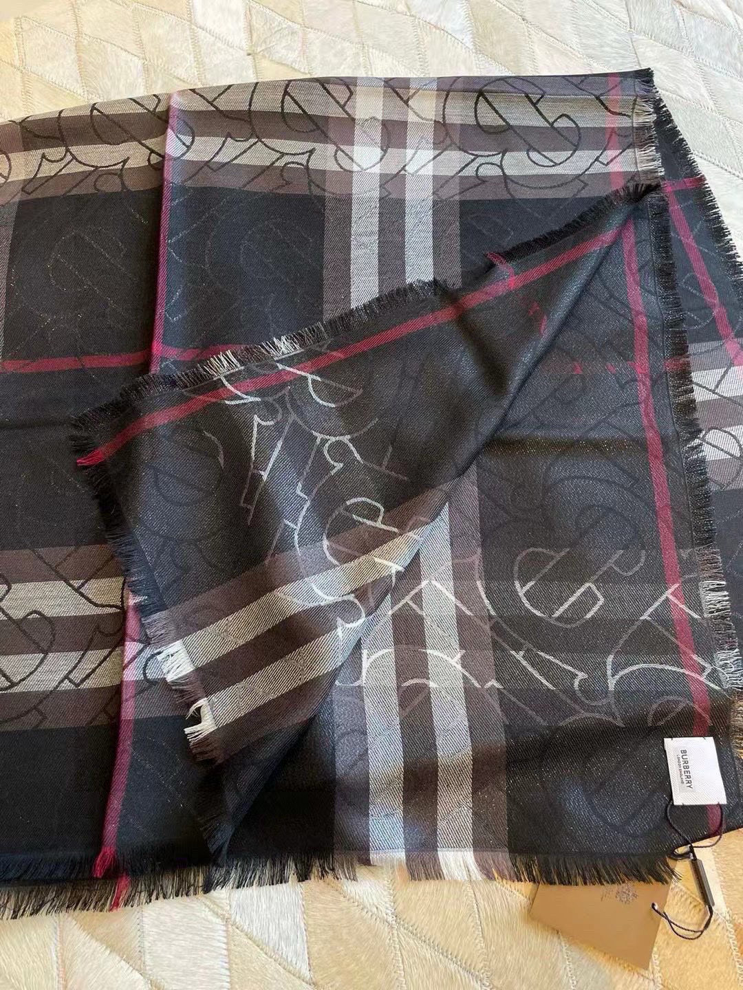 P最新版B家，尾单来了！！两色加起只有几十条！！代购品质！！丝毛的面料很厉害，很紧致的镶嵌细纱的金属丝，