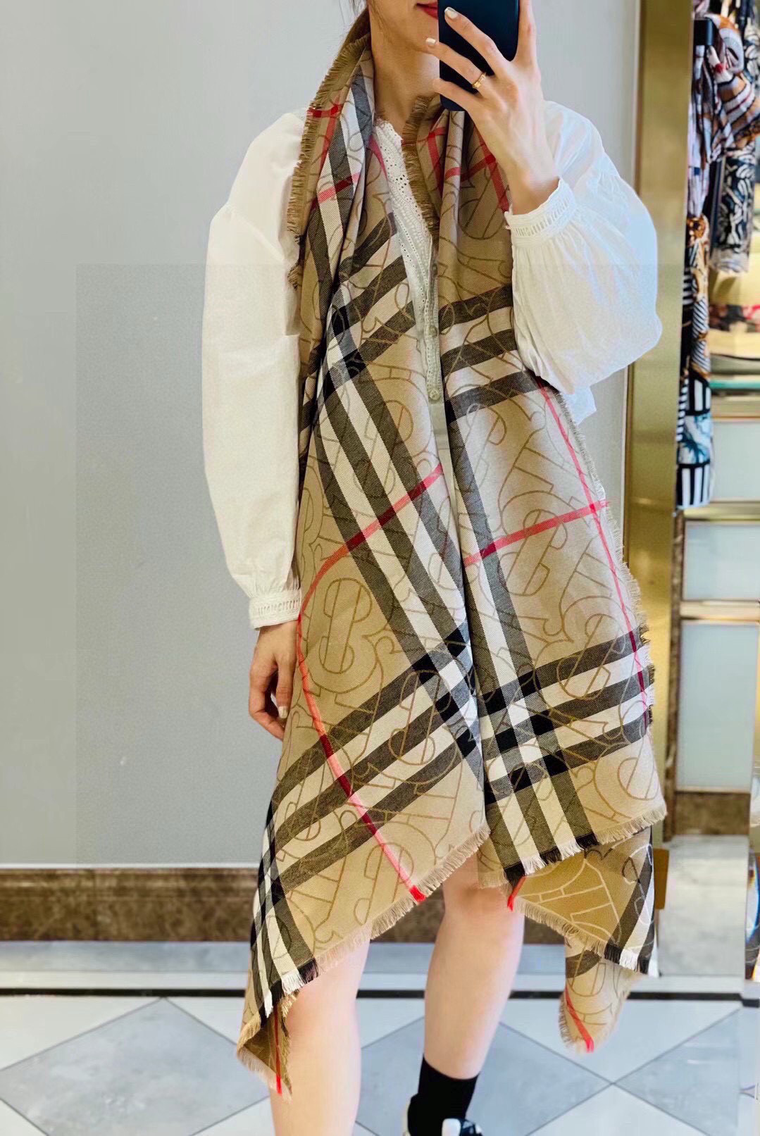 P最新版B家，尾单来了！！两色加起只有几十条！！代购品质！！丝毛的面料很厉害，很紧致的镶嵌细纱的金属丝，