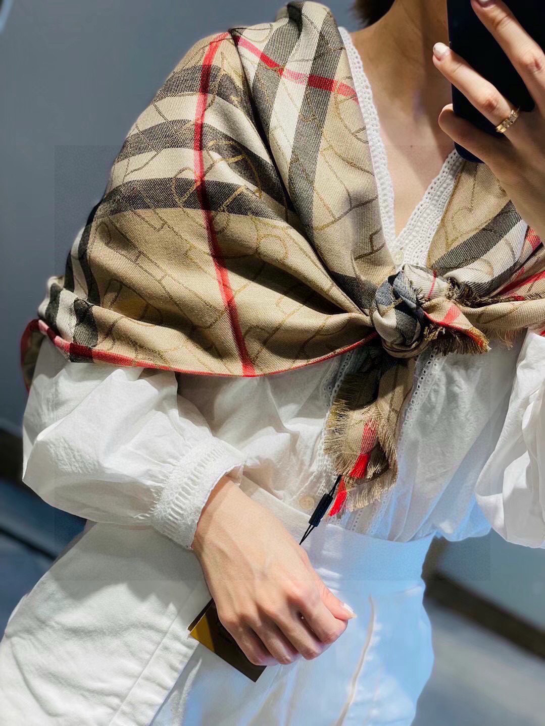 P最新版B家，尾单来了！！两色加起只有几十条！！代购品质！！丝毛的面料很厉害，很紧致的镶嵌细纱的金属丝，