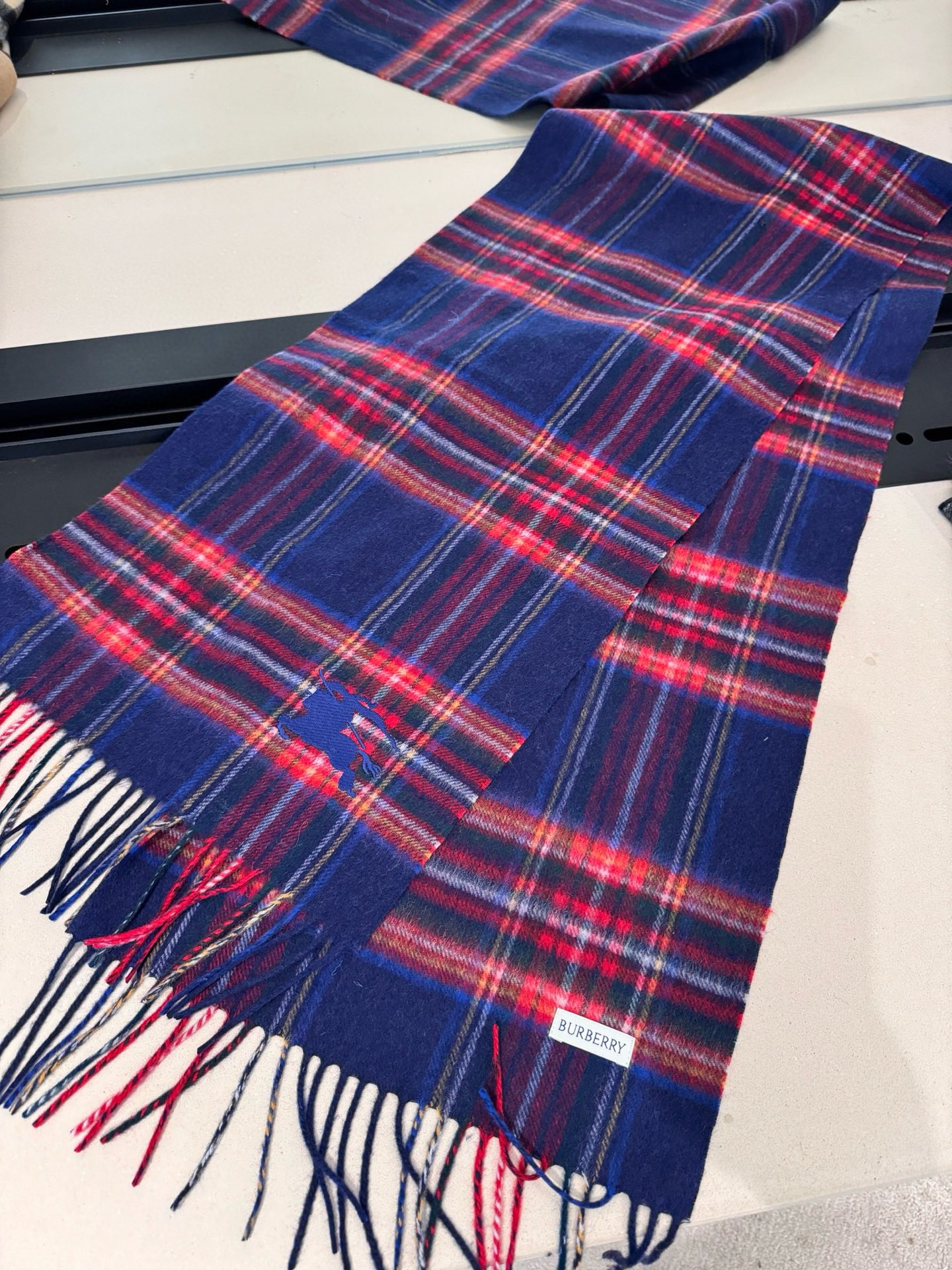 P巴宝莉 新款👏👏超级有品百搭的款，🔥绝对质量好到爆的超值❗️最新出口🇬🇧男女羊绒围巾.手感细腻度非常好