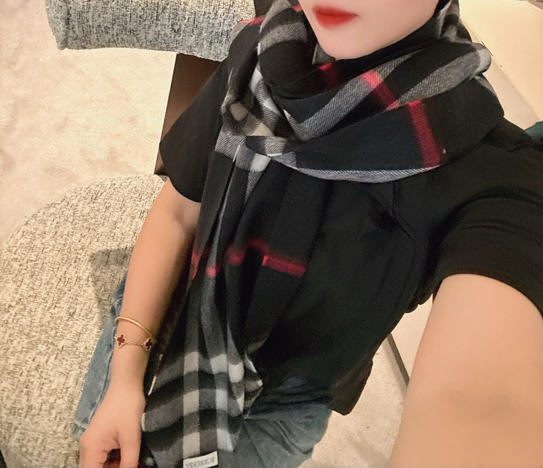 P巴宝莉 新款👏👏超级有品百搭的款，🔥绝对质量好到爆的超值❗️最新出口🇬🇧男女羊绒围巾.手感细腻度非常好