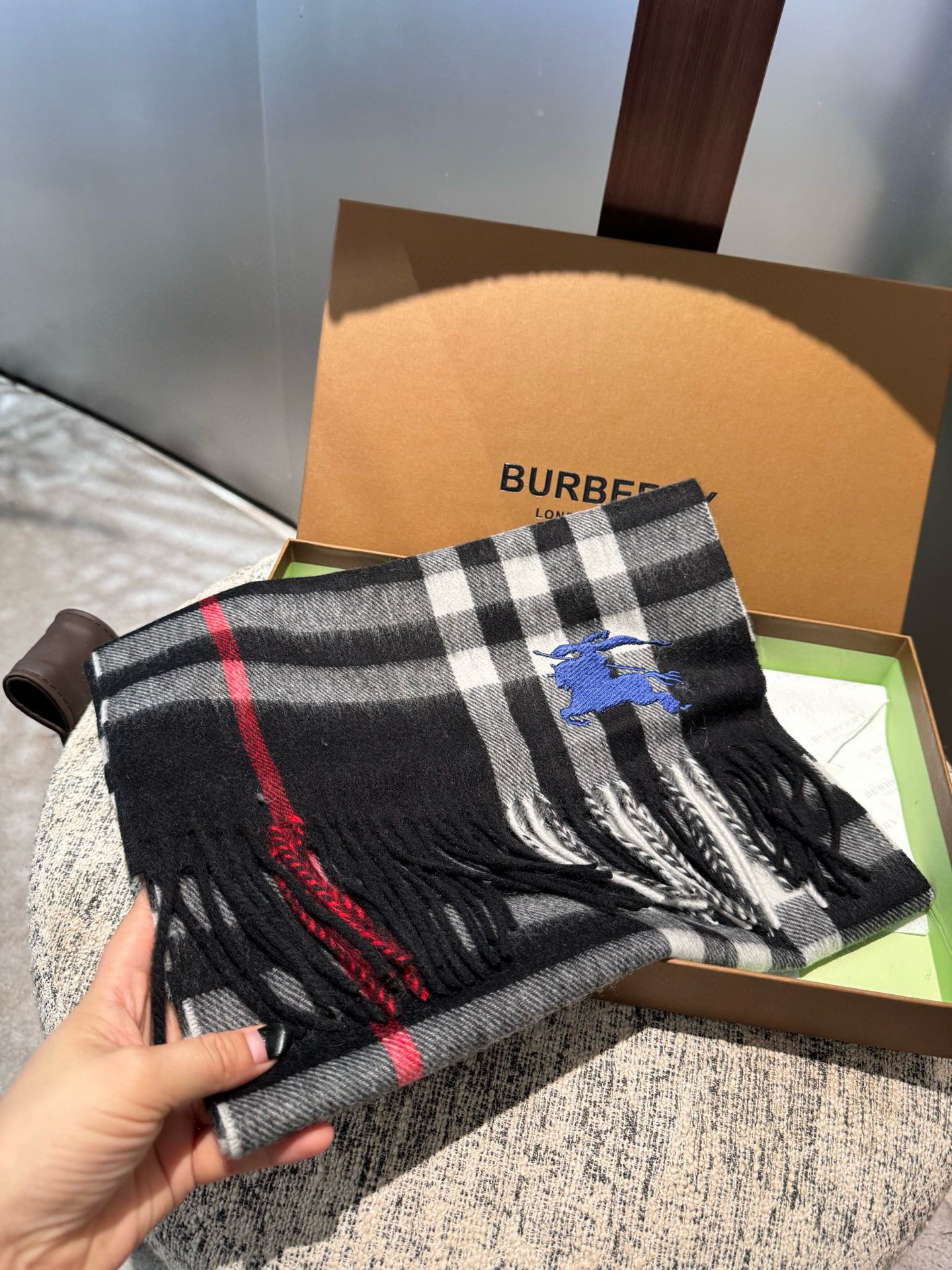 P巴宝莉 新款👏👏超级有品百搭的款，🔥绝对质量好到爆的超值❗️最新出口🇬🇧男女羊绒围巾.手感细腻度非常好