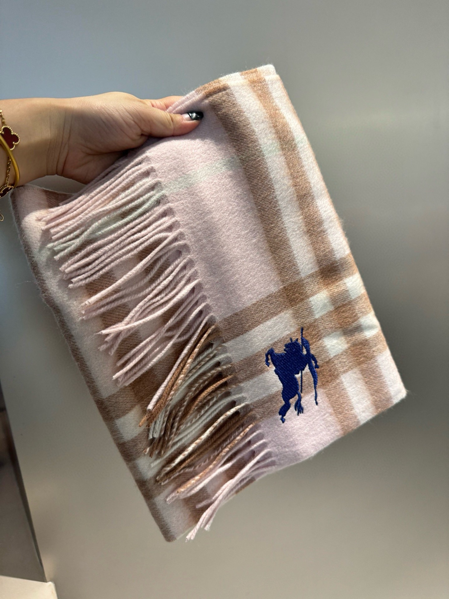 P巴宝莉 新款👏👏超级有品百搭的款，🔥绝对质量好到爆的超值❗️最新出口🇬🇧男女羊绒围巾.手感细腻度非常好