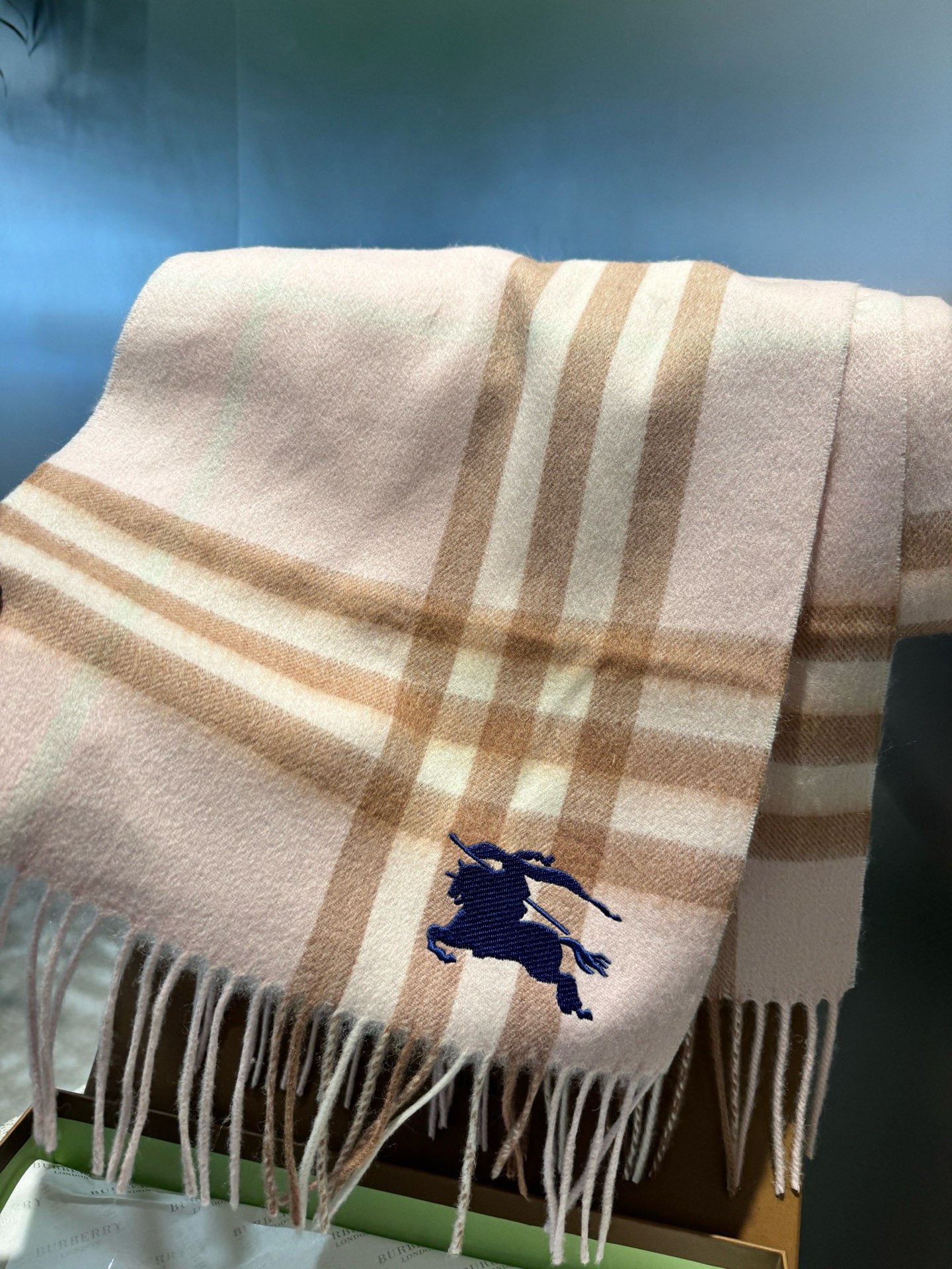 P巴宝莉 新款👏👏超级有品百搭的款，🔥绝对质量好到爆的超值❗️最新出口🇬🇧男女羊绒围巾.手感细腻度非常好