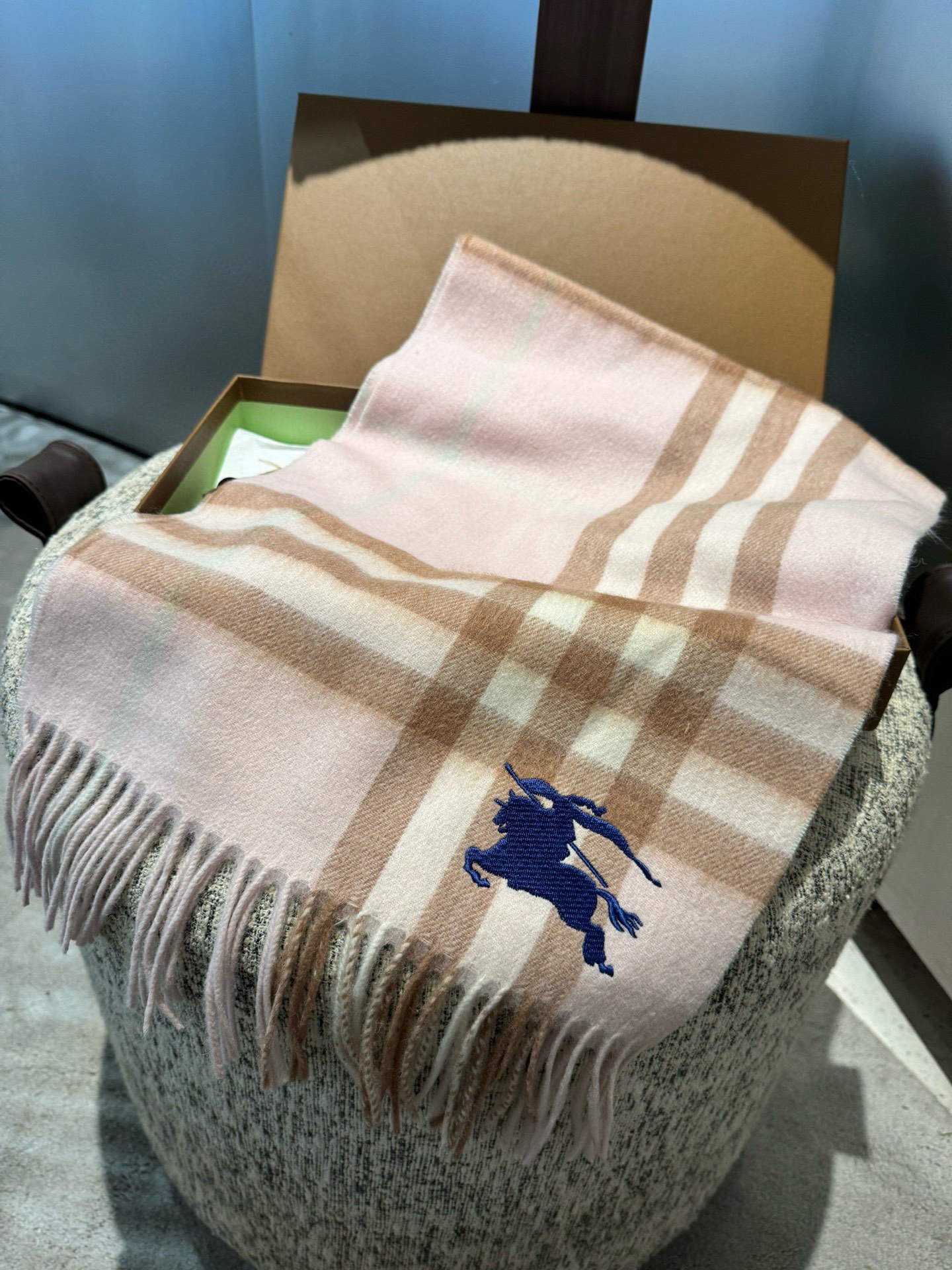 P巴宝莉 新款👏👏超级有品百搭的款，🔥绝对质量好到爆的超值❗️最新出口🇬🇧男女羊绒围巾.手感细腻度非常好