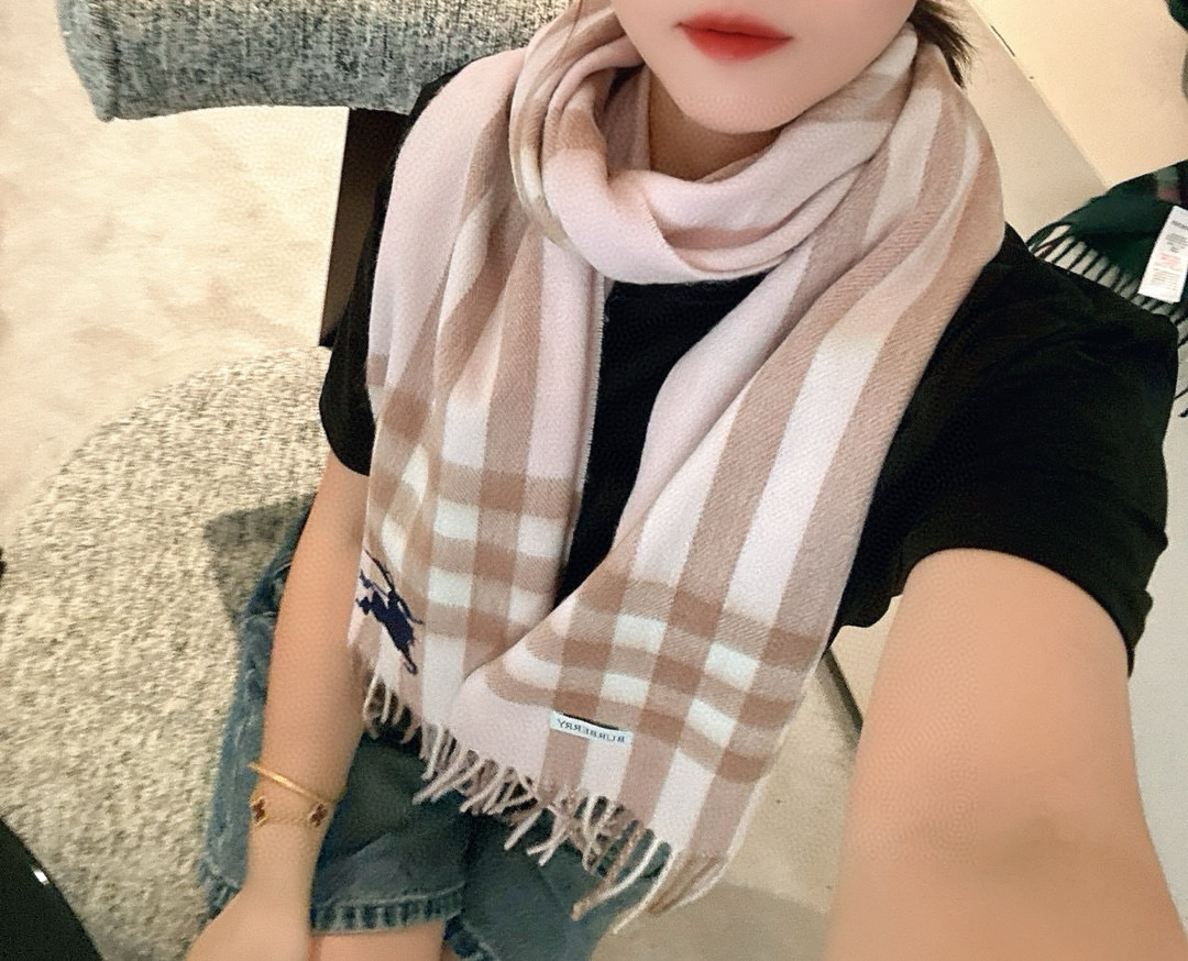 P巴宝莉 新款👏👏超级有品百搭的款，🔥绝对质量好到爆的超值❗️最新出口🇬🇧男女羊绒围巾.手感细腻度非常好