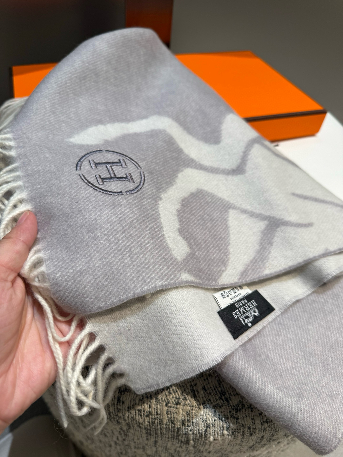 PHermes · 爱马仕重磅推荐💥 100%羊毛材质🔥非常保暖👑 柔软亲肤，不扎脖😍经典双面设计，一条