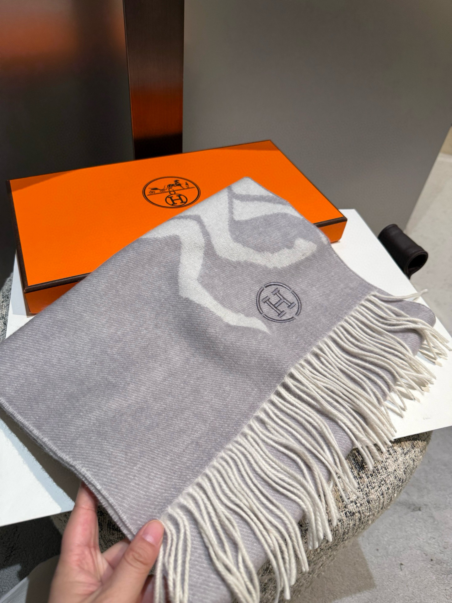 PHermes · 爱马仕重磅推荐💥 100%羊毛材质🔥非常保暖👑 柔软亲肤，不扎脖😍经典双面设计，一条