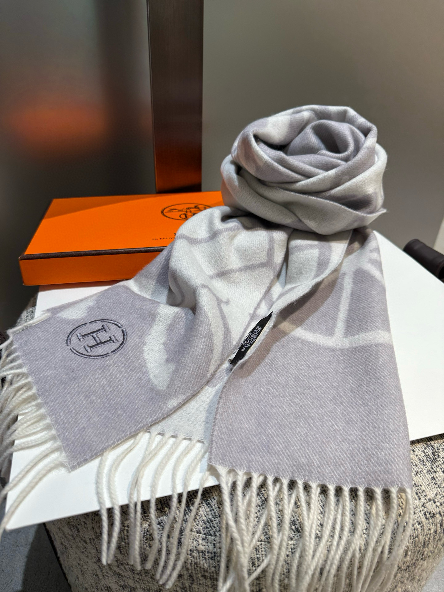 PHermes · 爱马仕重磅推荐💥 100%羊毛材质🔥非常保暖👑 柔软亲肤，不扎脖😍经典双面设计，一条