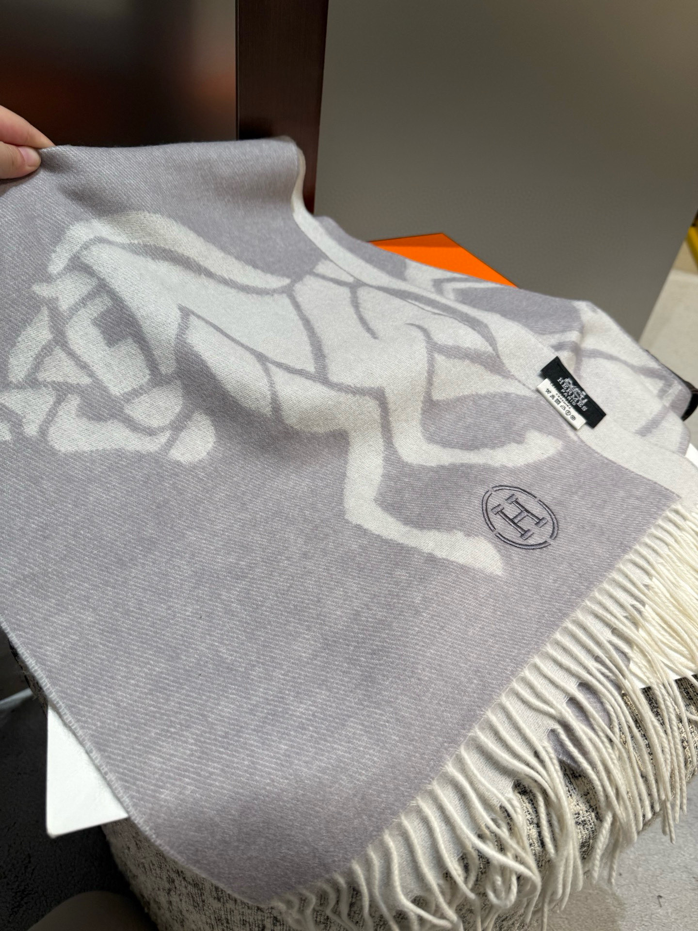 PHermes · 爱马仕重磅推荐💥 100%羊毛材质🔥非常保暖👑 柔软亲肤，不扎脖😍经典双面设计，一条