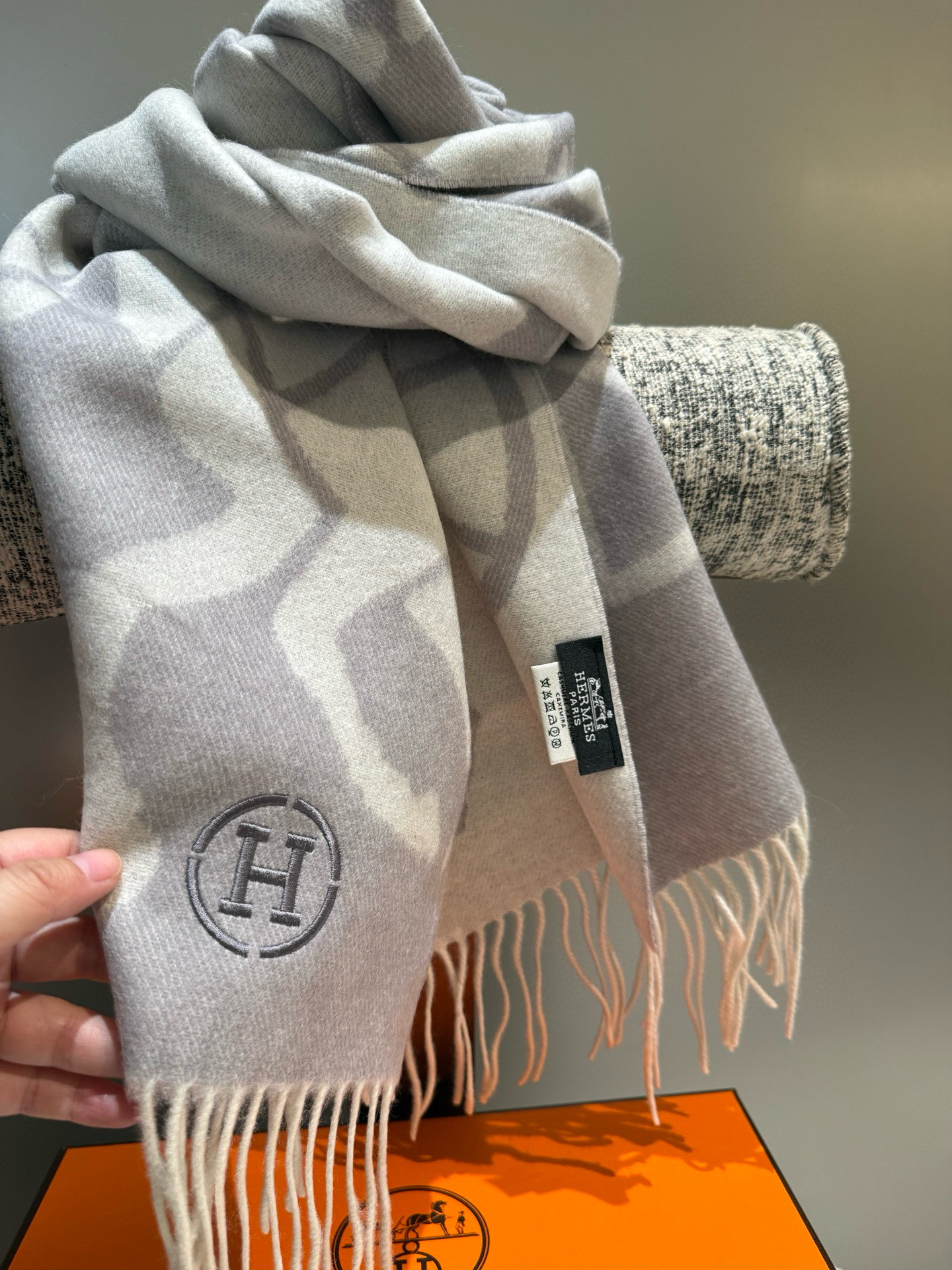 PHermes · 爱马仕重磅推荐💥 100%羊毛材质🔥非常保暖👑 柔软亲肤，不扎脖😍经典双面设计，一条