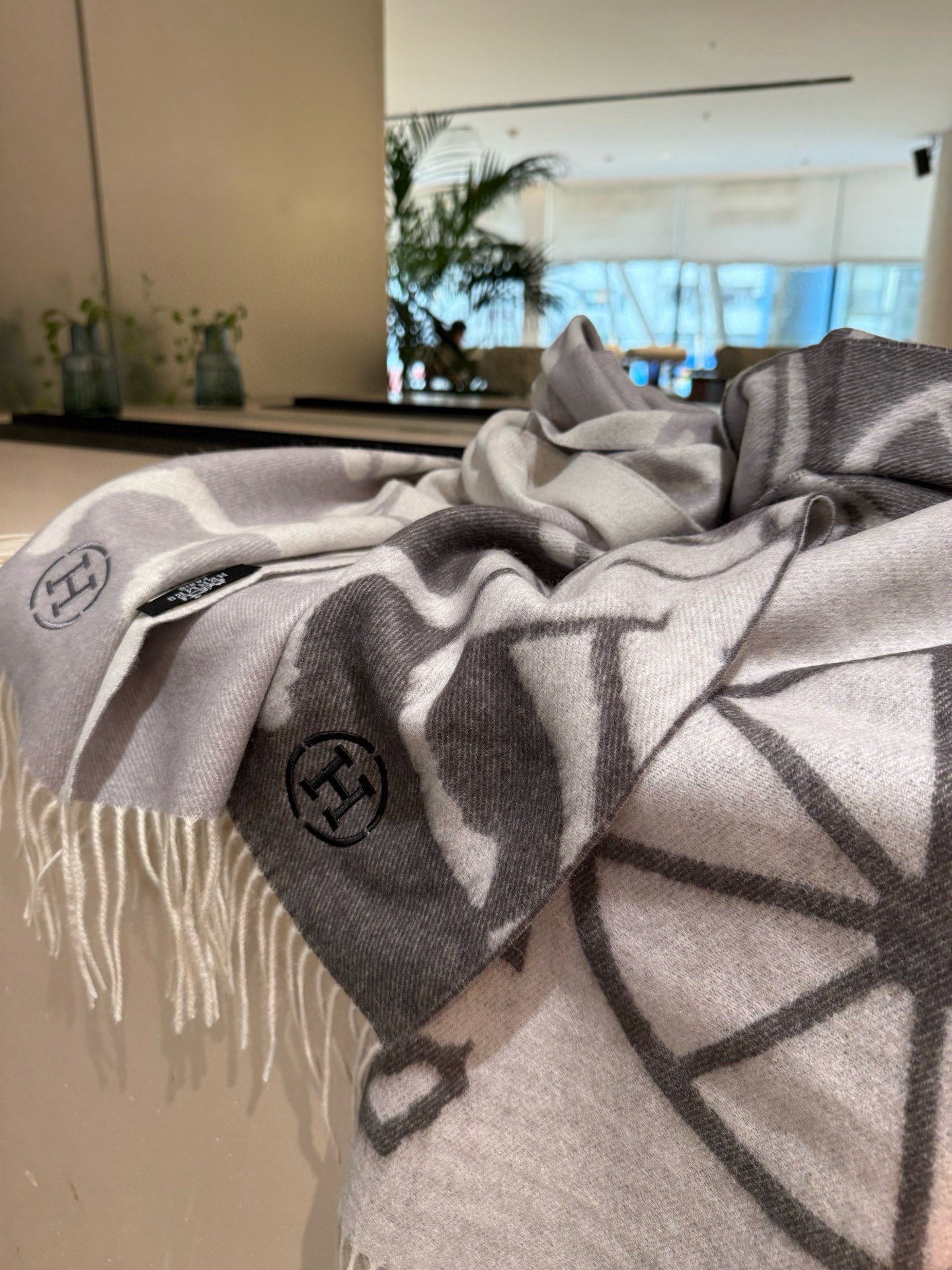 PHermes · 爱马仕重磅推荐💥 100%羊毛材质🔥非常保暖👑 柔软亲肤，不扎脖😍经典双面设计，一条