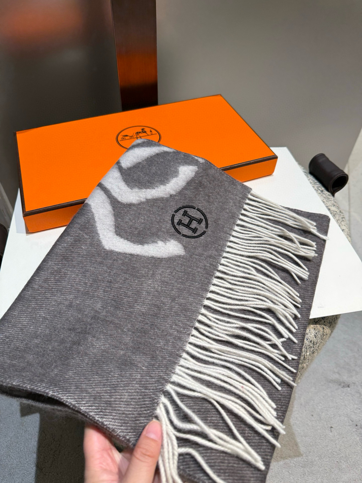 PHermes · 爱马仕重磅推荐💥 100%羊毛材质🔥非常保暖👑 柔软亲肤，不扎脖😍经典双面设计，一条