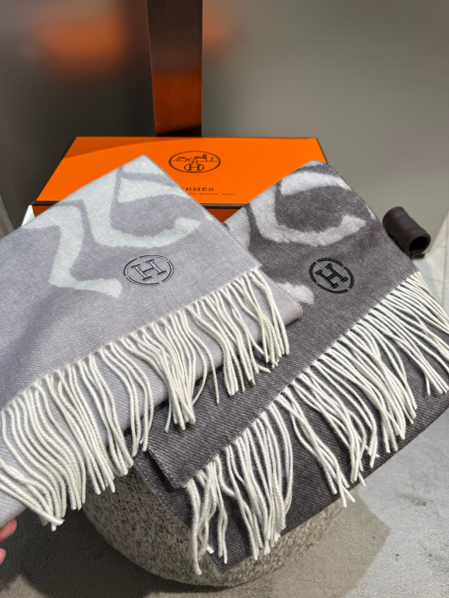 PHermes · 爱马仕重磅推荐💥 100%羊毛材质🔥非常保暖👑 柔软亲肤，不扎脖😍经典双面设计，一条